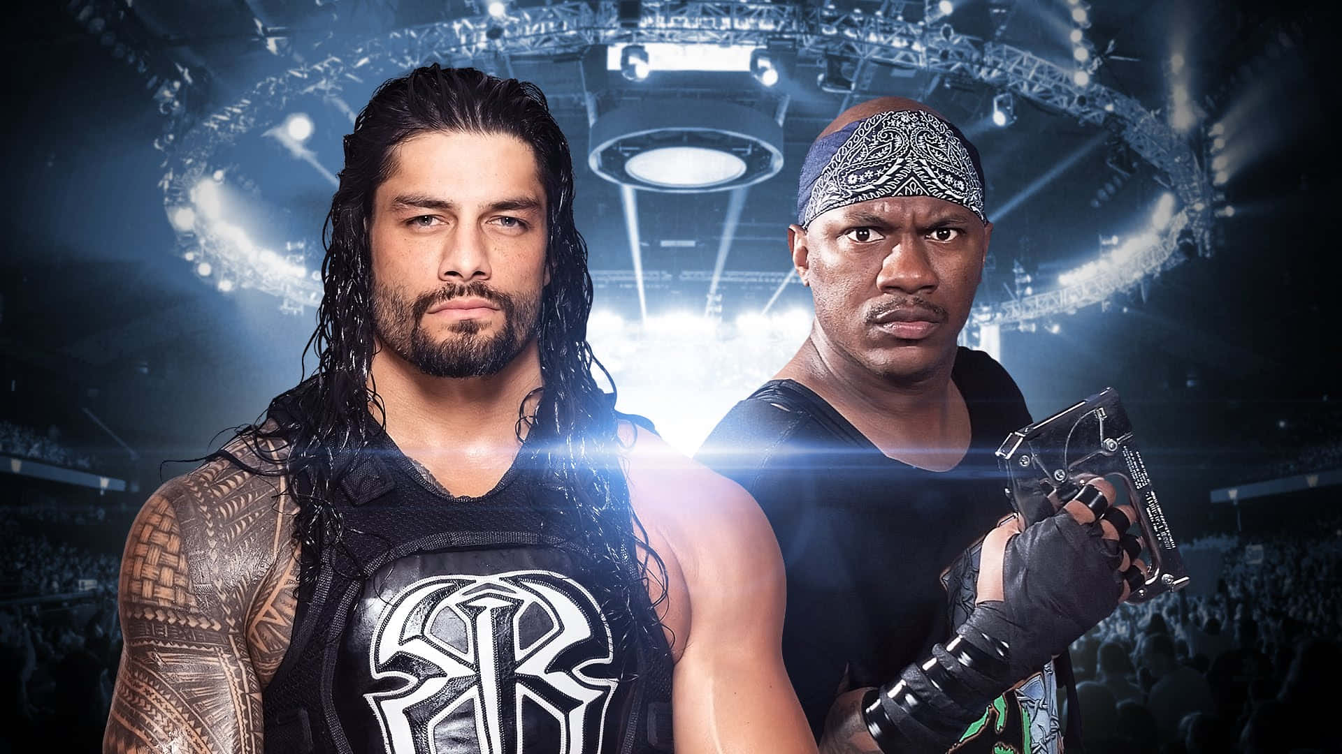 WWE 桌布 壁紙 — 兩名肌肉發達的摔角手在明亮的場館燈光下，身後有歡呼的人群，他們專注地凝視著鏡頭。