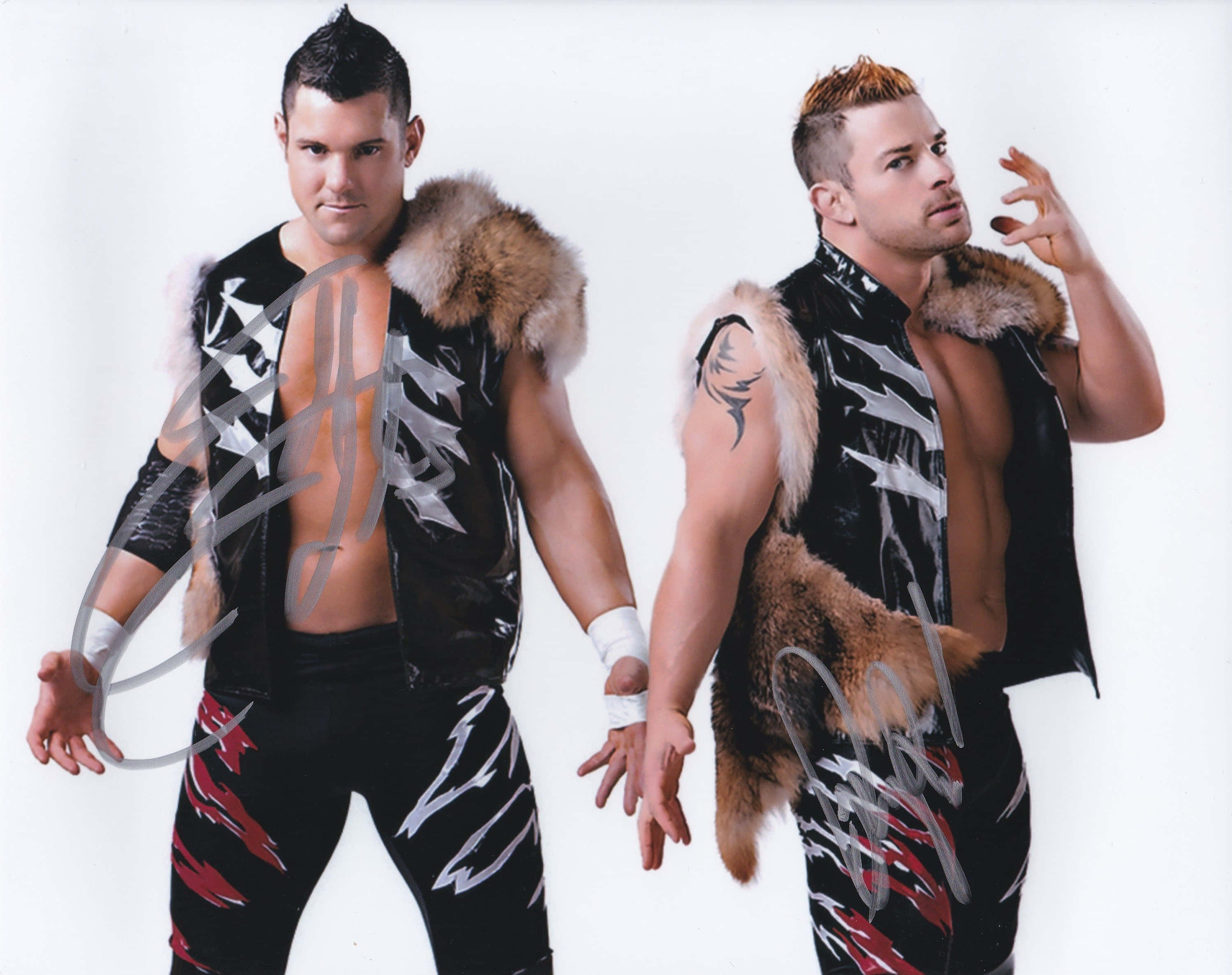WWE 桌布 壁紙 — 兩名肌肉發達的摔角手穿著相配的黑色皮背心，帶有毛領和閃電圖案，在純白色背景前自信地擺姿勢。