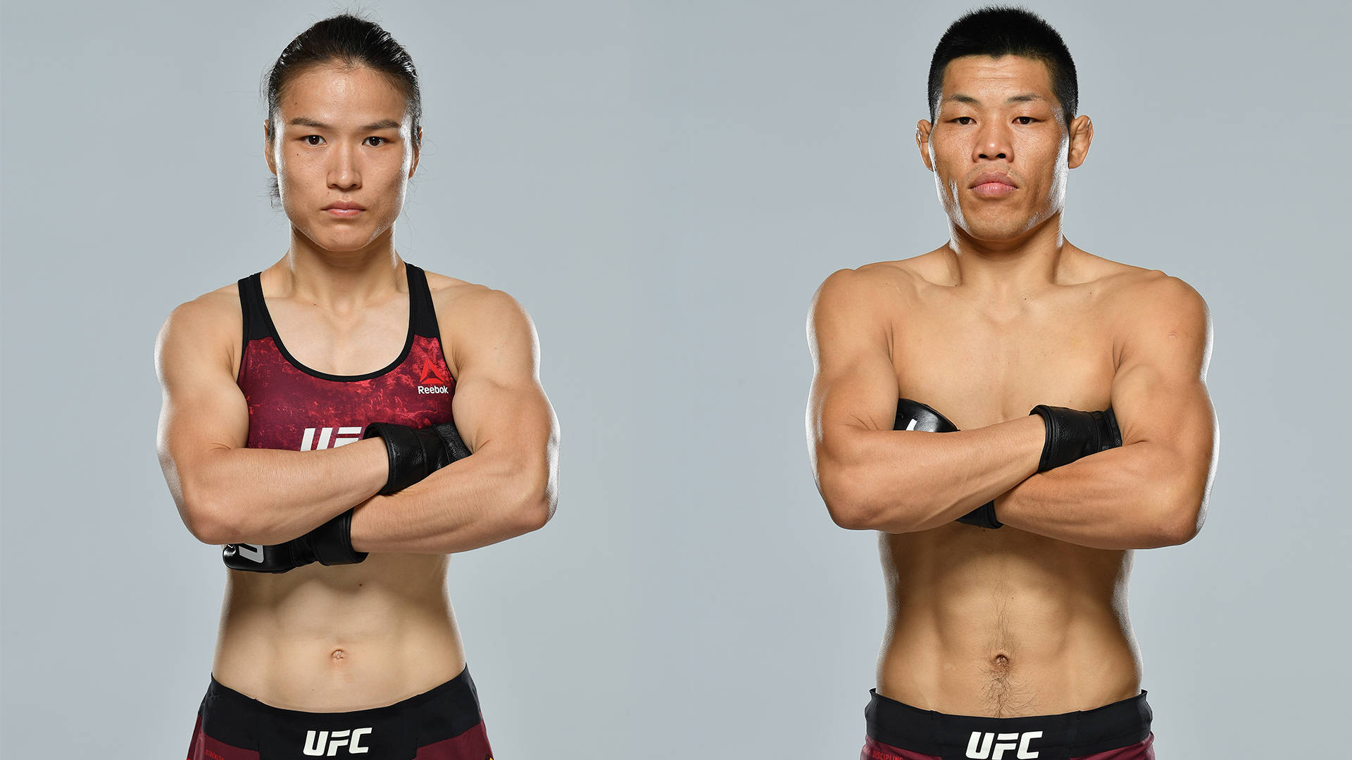 Athletic 桌布 壁紙 — 兩名肌肉發達的綜合格鬥選手並排站立，雙臂交叉，背景為純灰色，身穿UFC裝備。