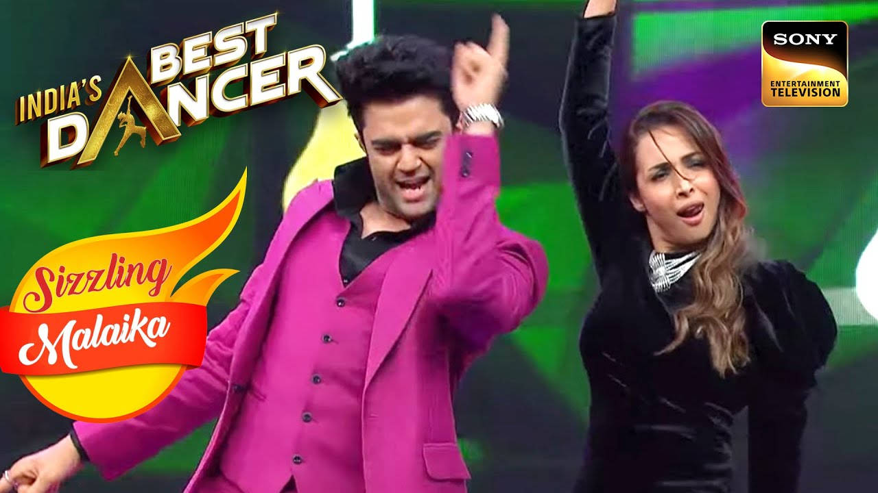 舞蹈 桌布 壁紙 — 兩名舞者穿著鮮豔的服裝，在帶有「India's Best Dancer」品牌的色彩繽紛舞台上充滿活力地表演。