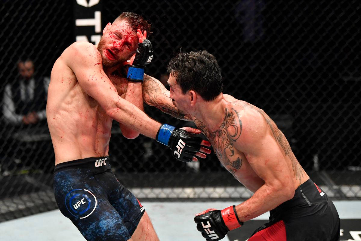 MMA 桌布 壁紙 — 兩名血跡斑斑的MMA拳手在激烈的鐵籠賽中交鋒，其中一人發出強力一擊。