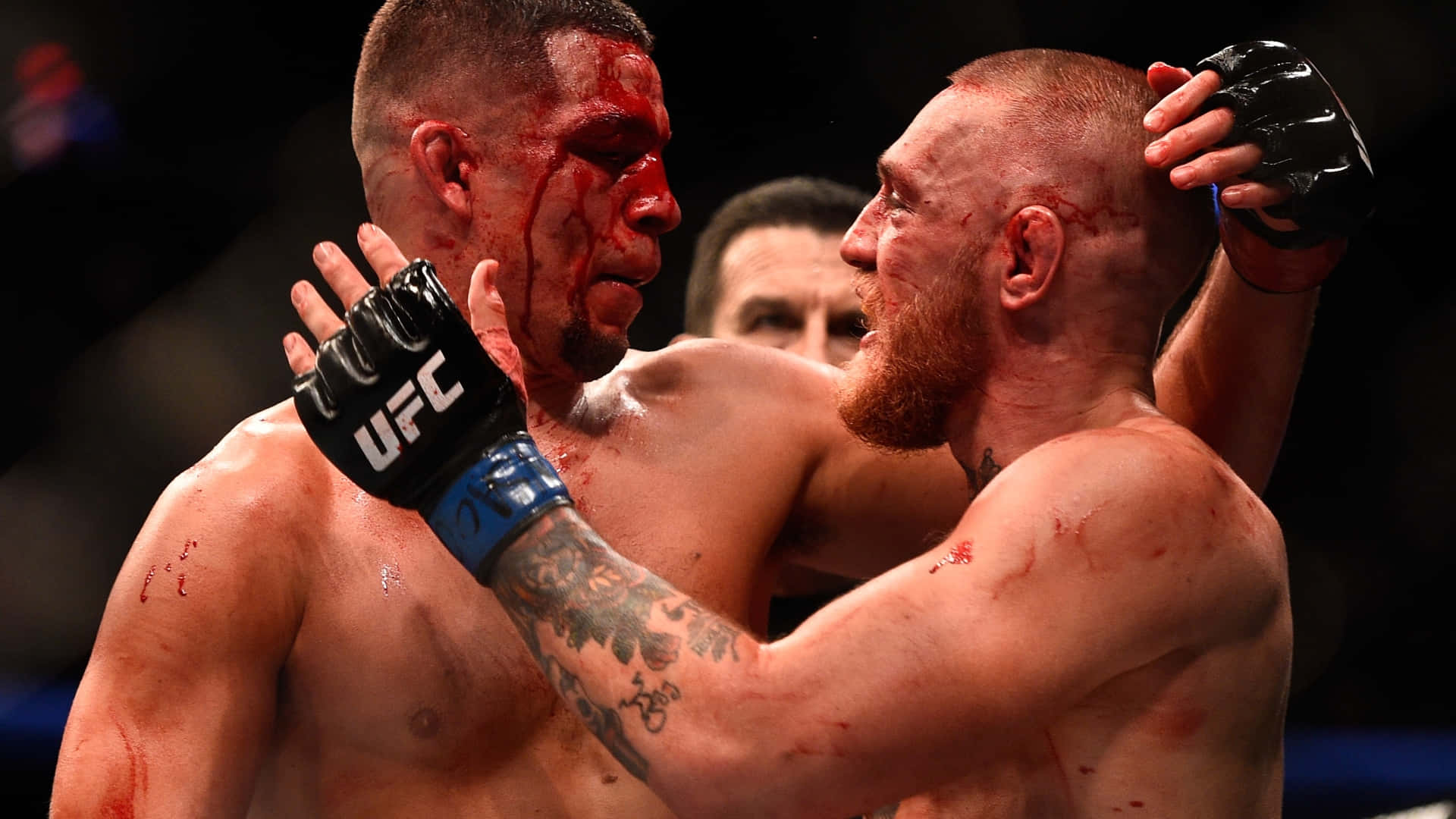 UFC 桌布 壁紙 — 兩名血跡斑斑的UFC拳手在八角籠內進行激烈的近距離對峙。
