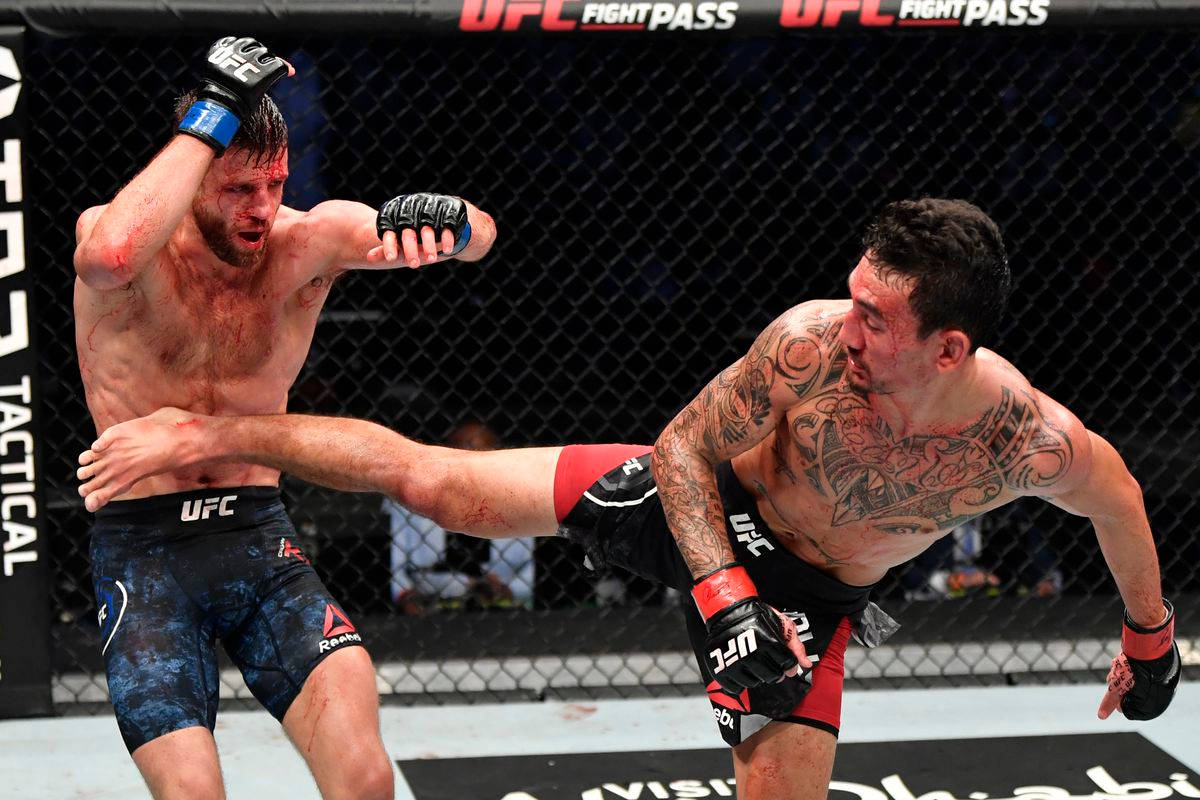 MMA 桌布 壁紙 — 兩名血跡斑斑的UFC拳手在激烈的鐵籠賽中交鋒，其中一人使出高踢。