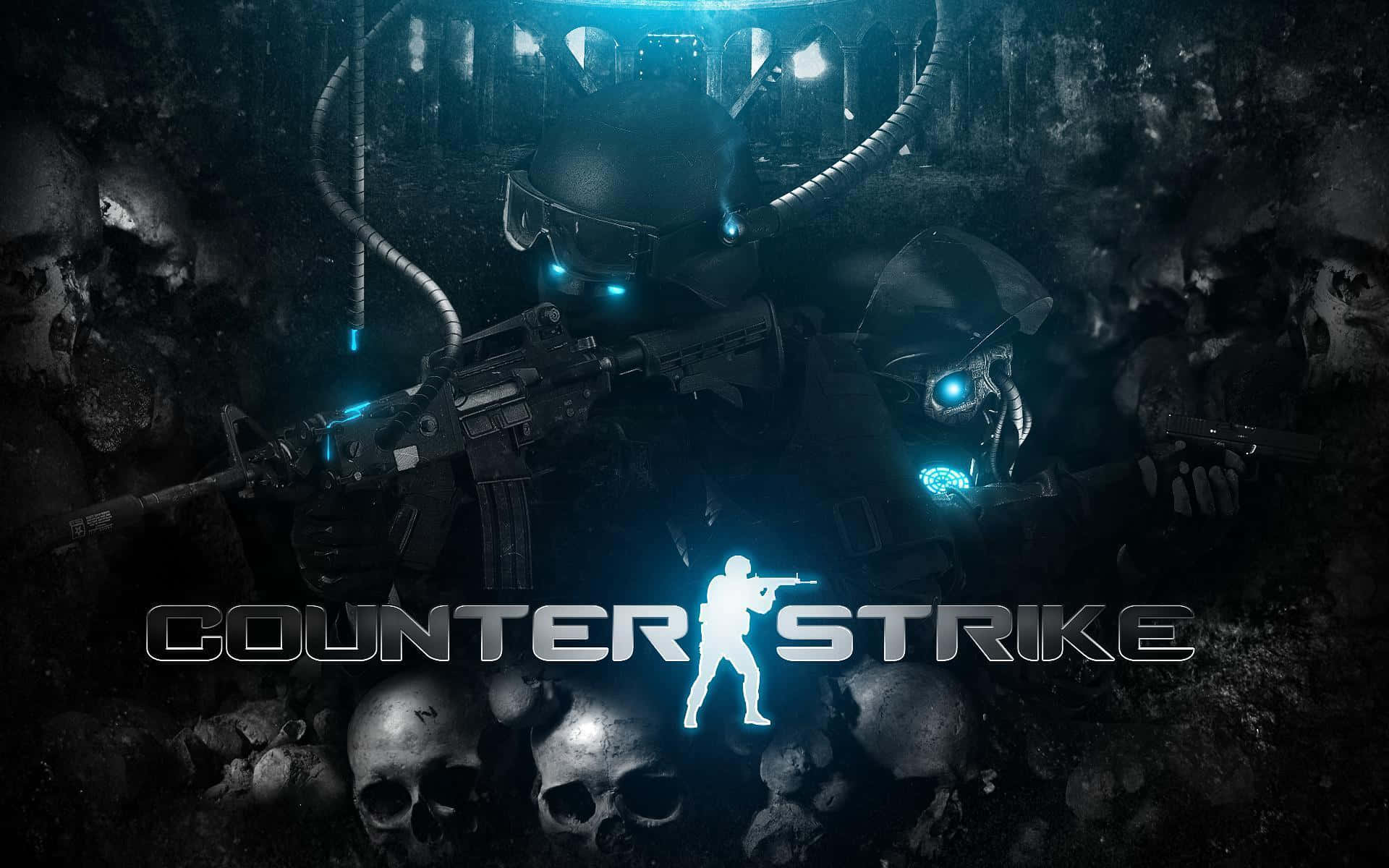 Counterstrike 桌布 壁紙 — 兩名裝甲士兵，擁有發光的藍色眼睛和武器，站在一個黑暗、粗糙的環境中，周圍是頭骨，並帶有 'Counter Strike' 標誌。