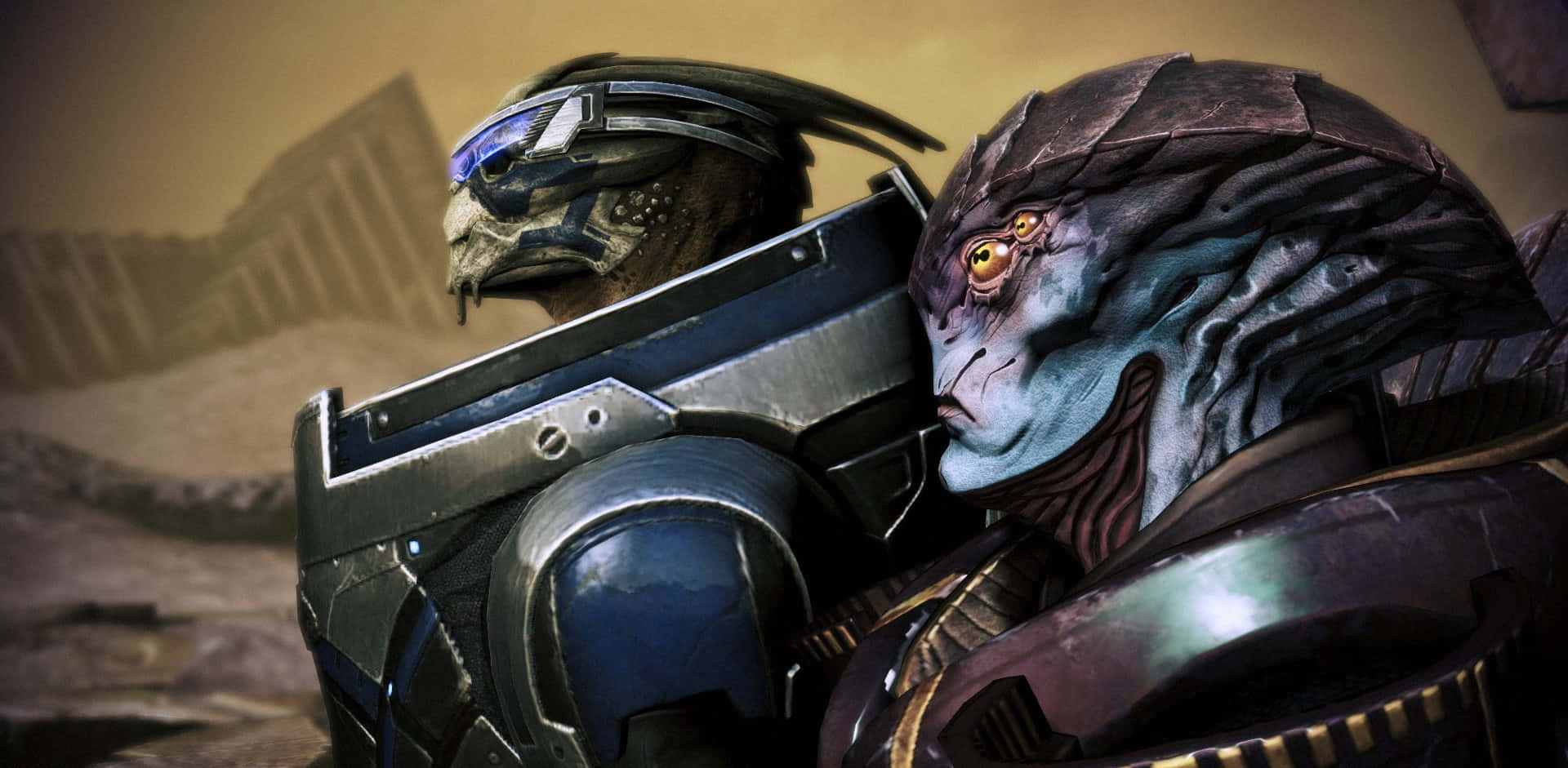 Mass Effect Javik 桌布 壁紙 — 兩名裝甲外星戰士站在荒涼的沙漠景觀中，背景是古代遺跡。