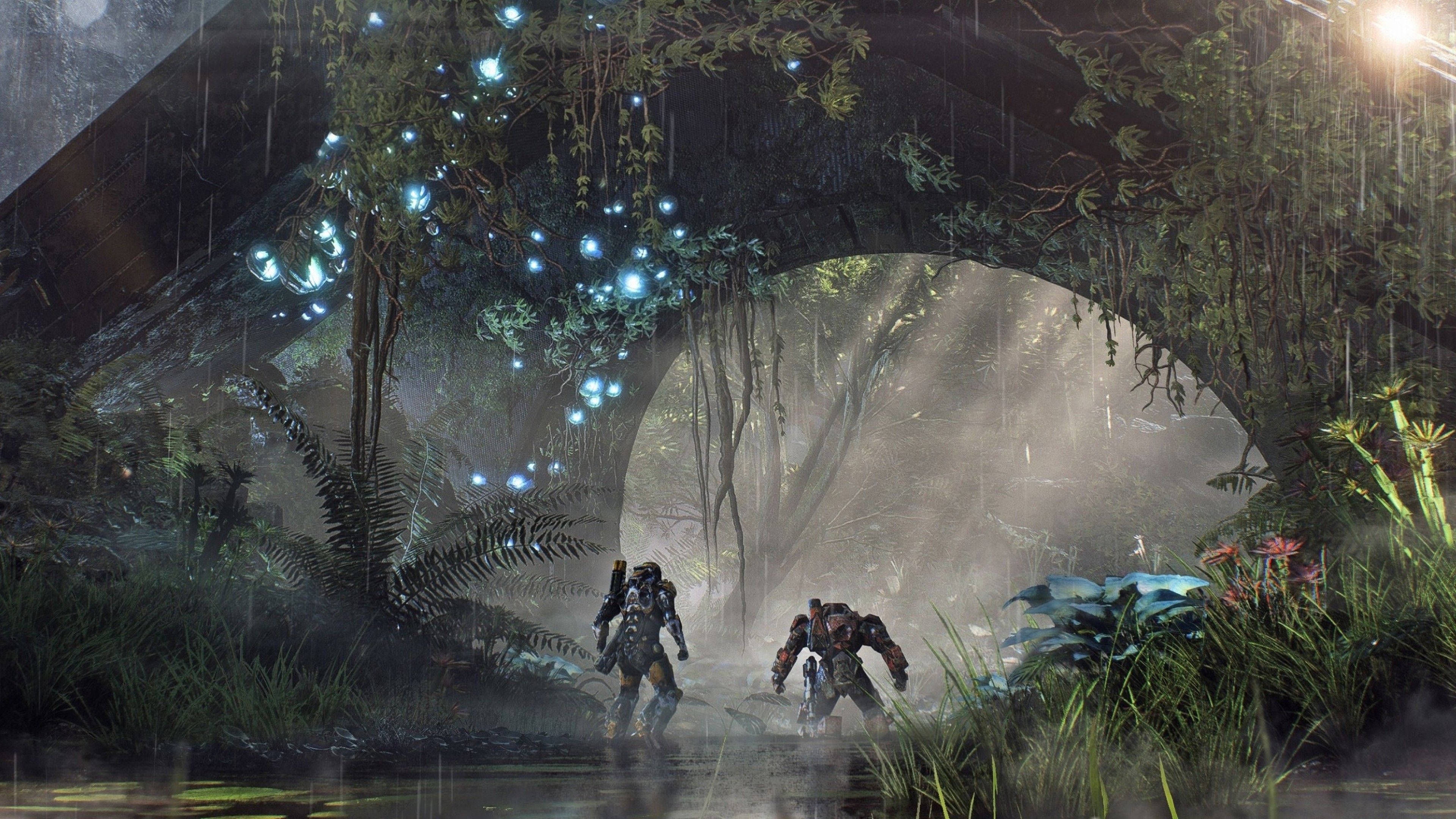 anthem 4K 桌布 壁紙 — 兩名裝甲戰士在雨中和發光拱門下穿過霧氣瀰漫的叢林，生物發光球體在頭頂漂浮。