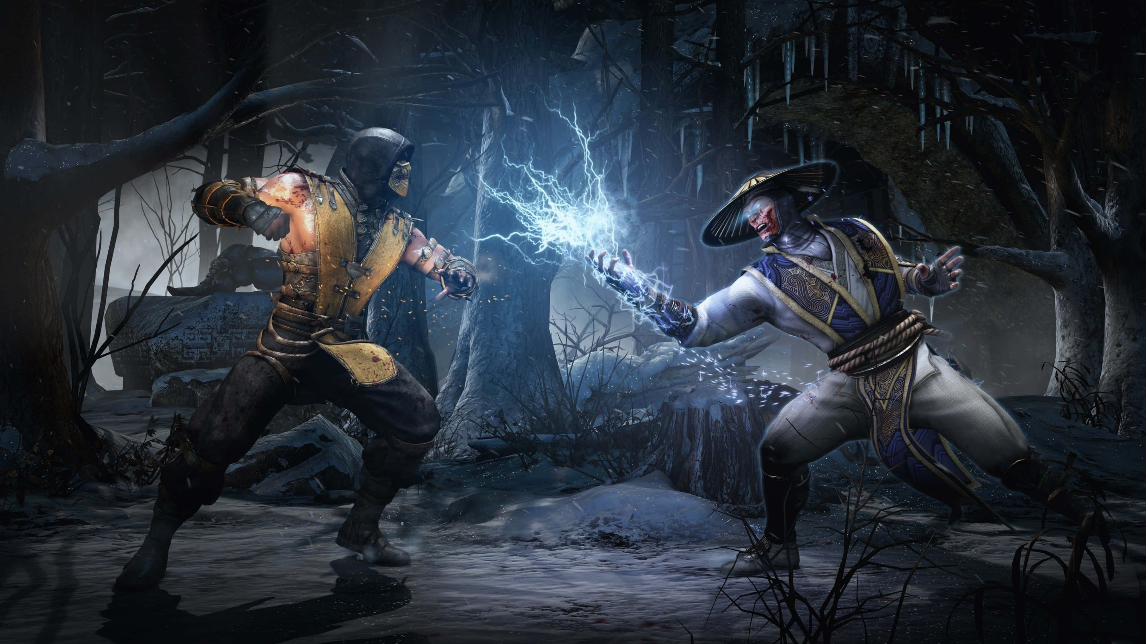 Mortal Kombat Raiden 桌布 壁紙 — 兩名裝甲戰士在黑暗森林中交鋒，藍色閃電從他們手中迸發，照亮霧氣瀰漫的地面。