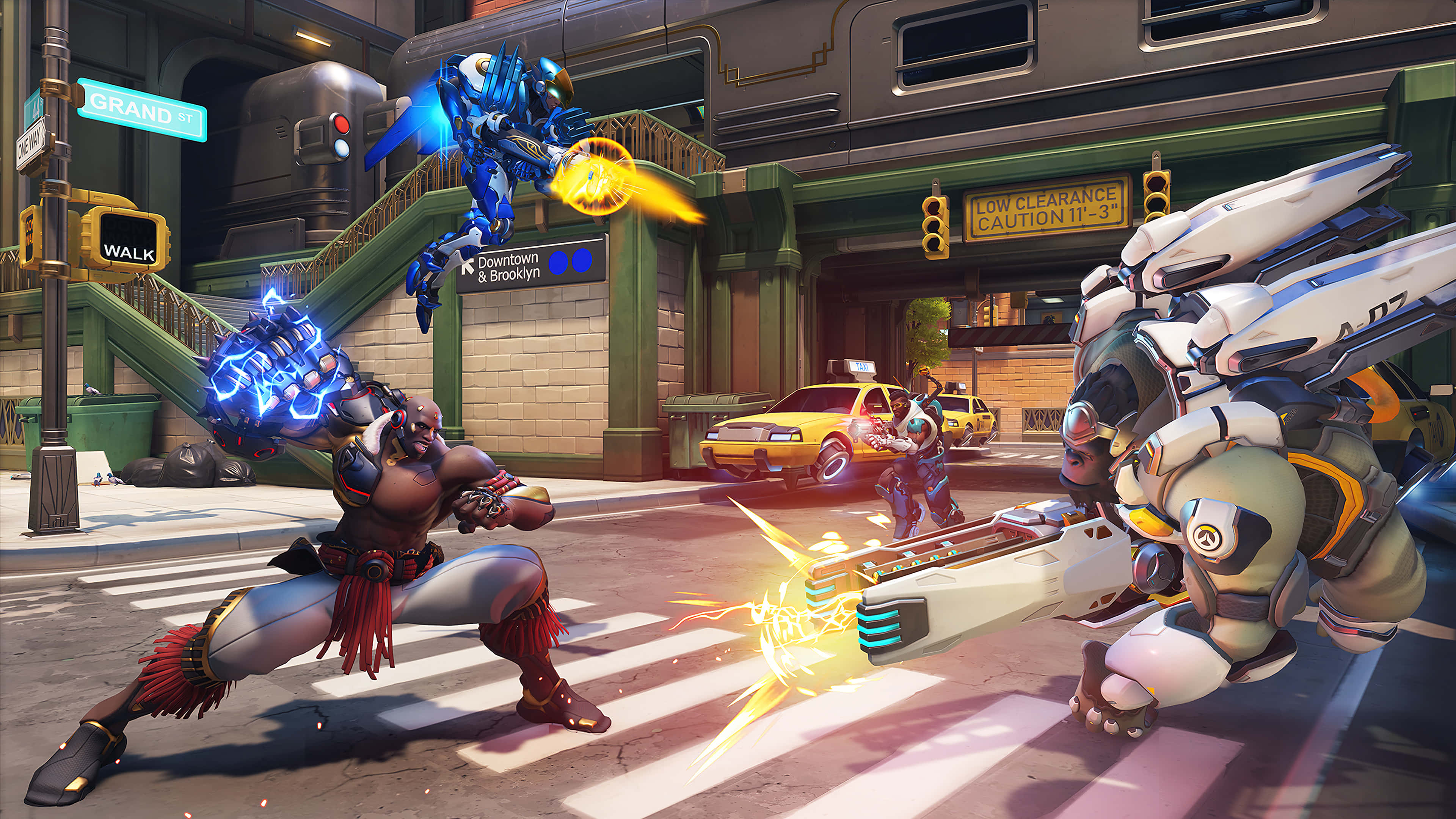 Overwatch Heroes 桌布 壁紙 — 兩名裝甲英雄在充滿活力的城市街道上碰撞，背景有發光的能量武器和黃色的士。