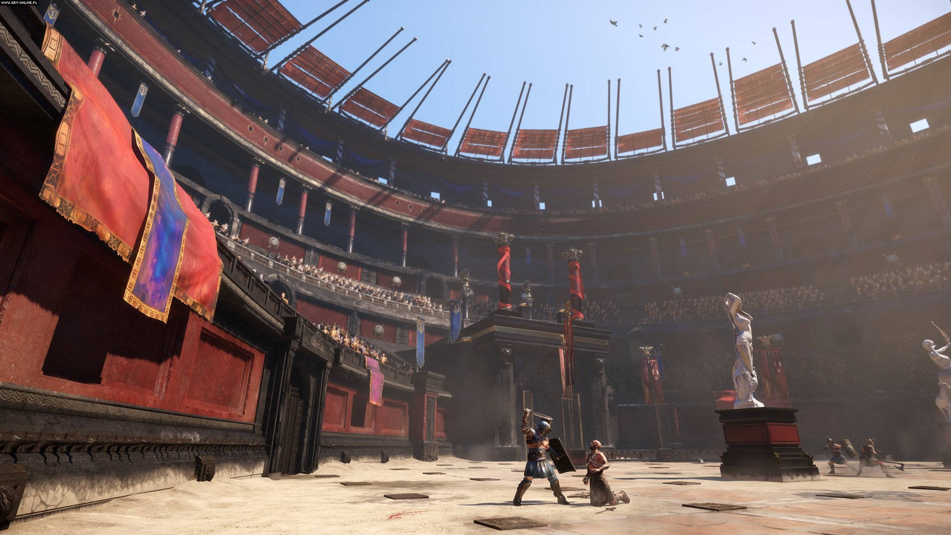 rome 2 桌布 壁紙 — 兩名角鬥士在陽光明媚的羅馬圓形競技場中交鋒，場內充滿歡呼的觀眾和飄揚的旗幟。