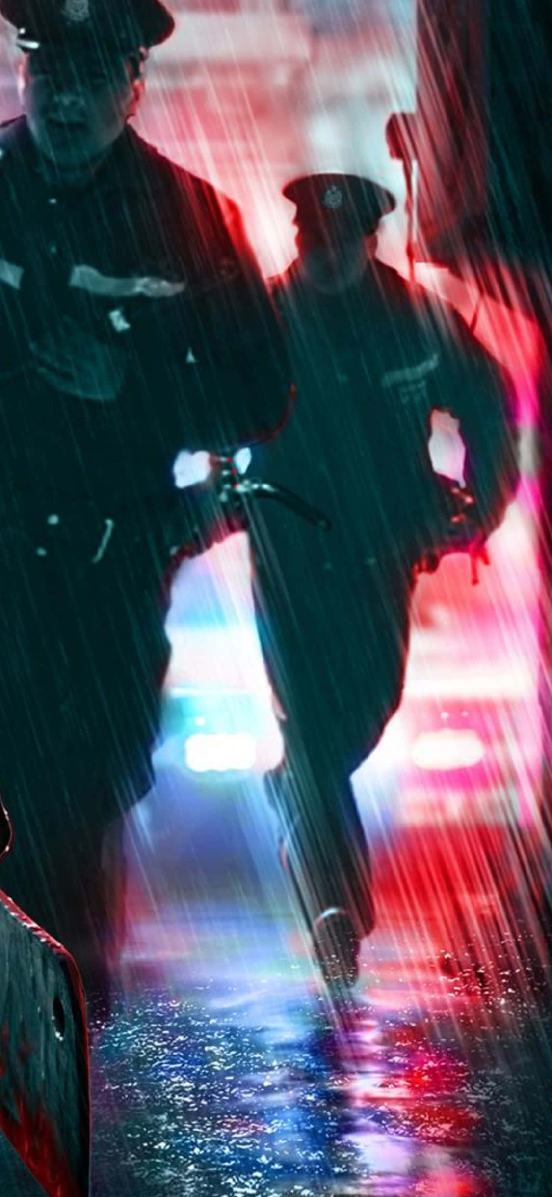 Raining 桌布 壁紙 — 兩名警察在濕漉漉的城市街道上，於閃爍的紅色和藍色緊急燈光下冒著大雨前行。