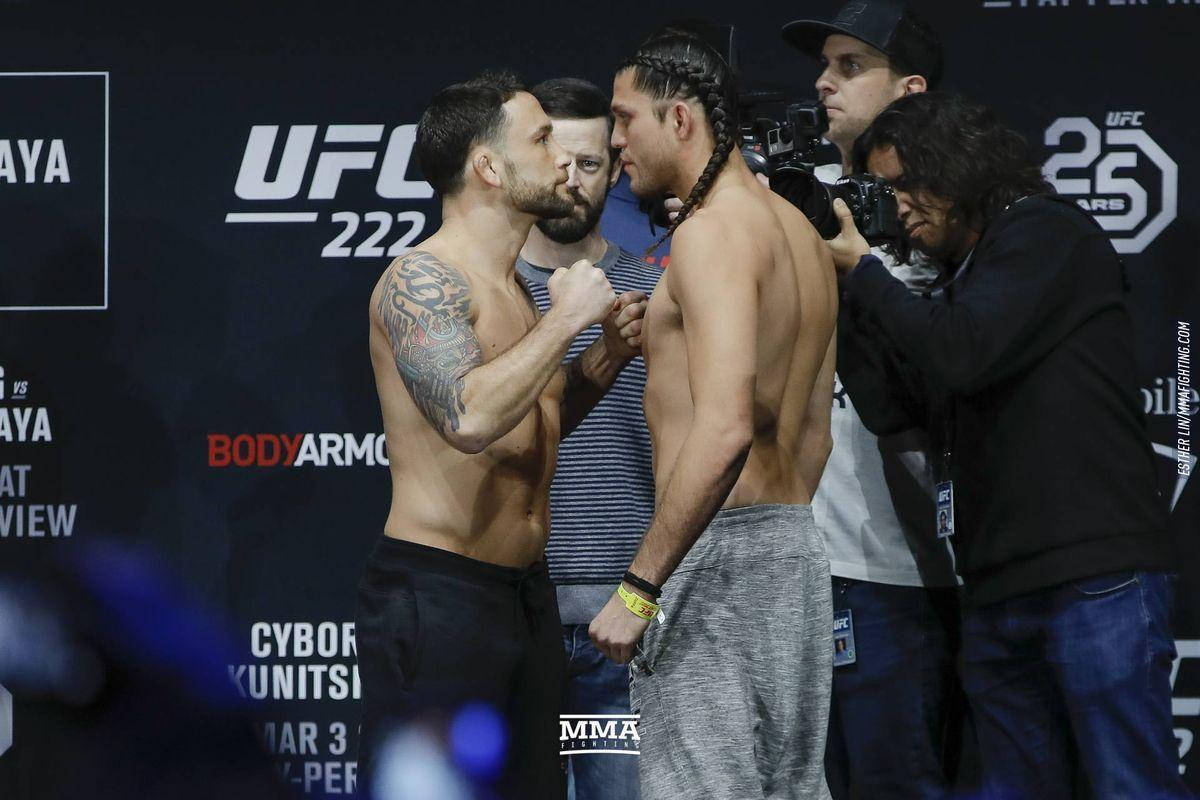 Brian Ortega 桌布 壁紙 — 兩名赤裸上身的UFC拳手在稱重時激烈對峙，攝影師捕捉了這一刻。
