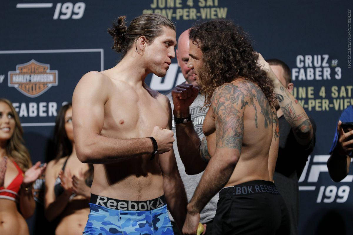 Brian Ortega 桌布 壁紙 — 兩名赤裸上身的男性拳手在UFC過磅儀式上，在明亮燈光下帶著紋身和Reebok短褲激烈對峙。