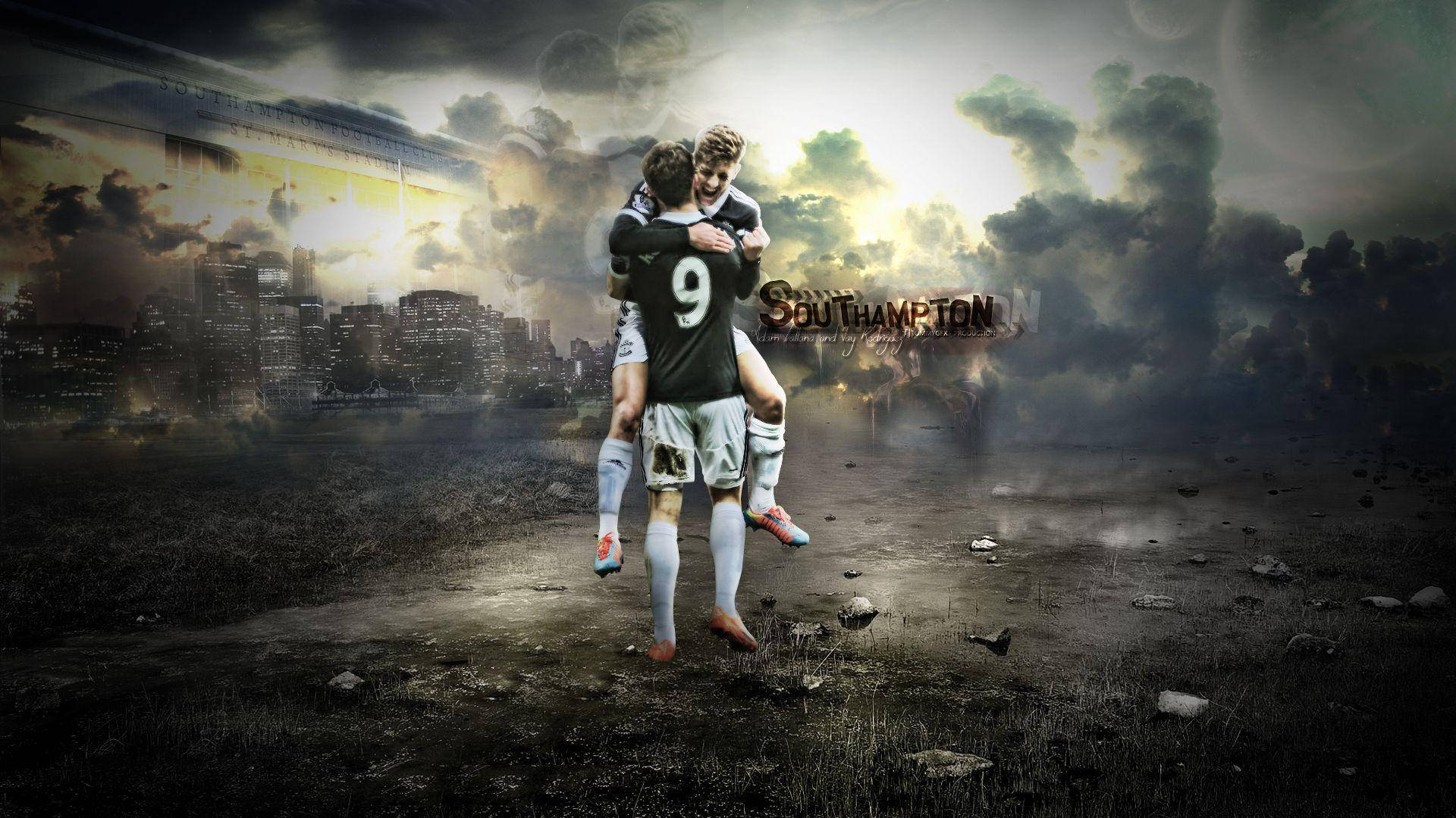 Football Players 桌布 壁紙 — 兩名足球運動員在泥濘的球場上，在戲劇性的暴風雲下，以城市天際線為背景，勝利地慶祝。