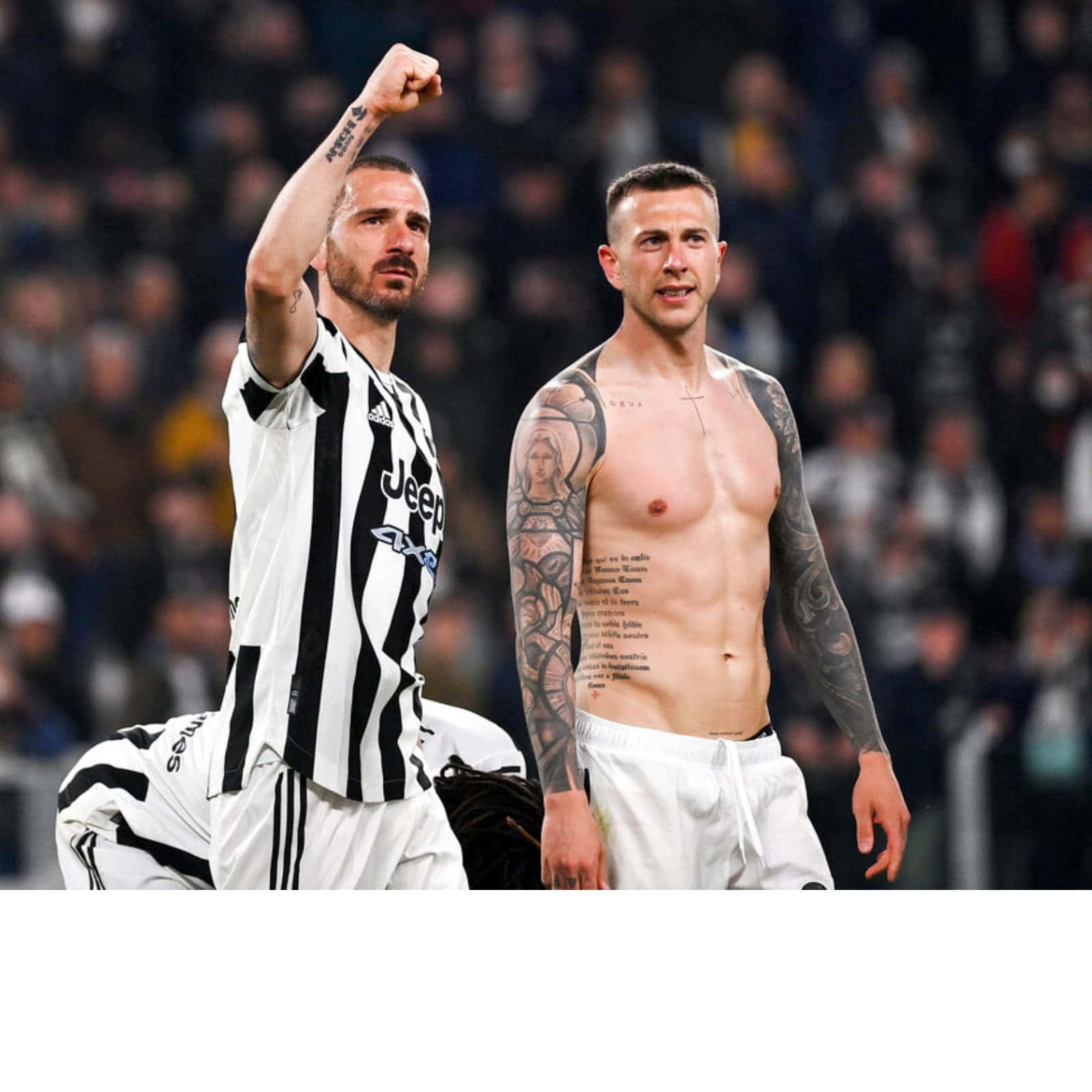 Juventus 桌布 壁紙 — 兩名足球運動員在球場上慶祝，一人身穿黑白條紋球衣舉起拳頭，另一人赤裸上身，紋身清晰可見。