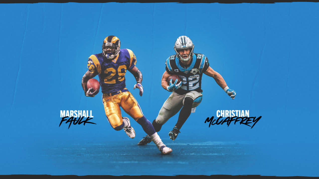 Christian Mccaffrey 桌布 壁紙 — 兩名足球運動員在純藍色背景前擺出動作姿勢，下方附有他們的名字。