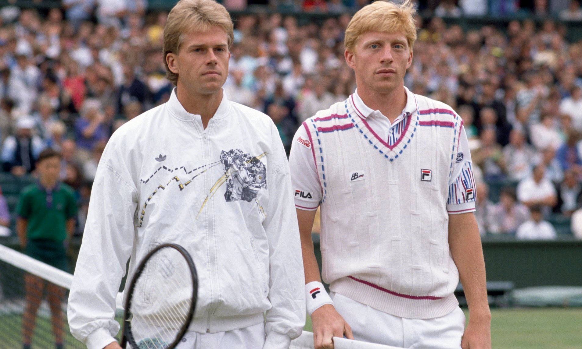 運動 桌布 壁紙 — 兩名身穿1980年代復古白色服裝的男性網球選手站在草地場上，身後有群眾。