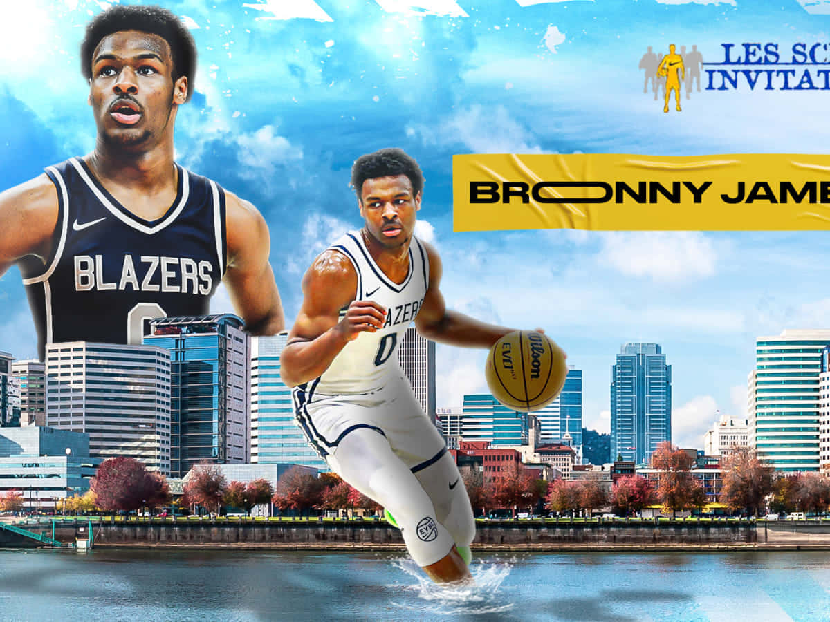 Bronny James 桌布 壁紙 — 兩名身穿Blazers球衣的籃球運動員在明亮的藍天下，以城市天際線為背景，在水中運球。