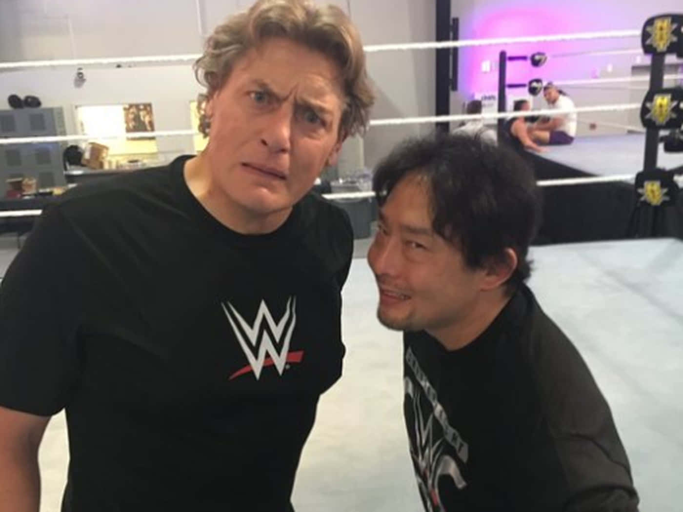 摔角 桌布 壁紙 — 兩名身穿WWE T恤的男子在摔角擂台上擺出誇張的表情。