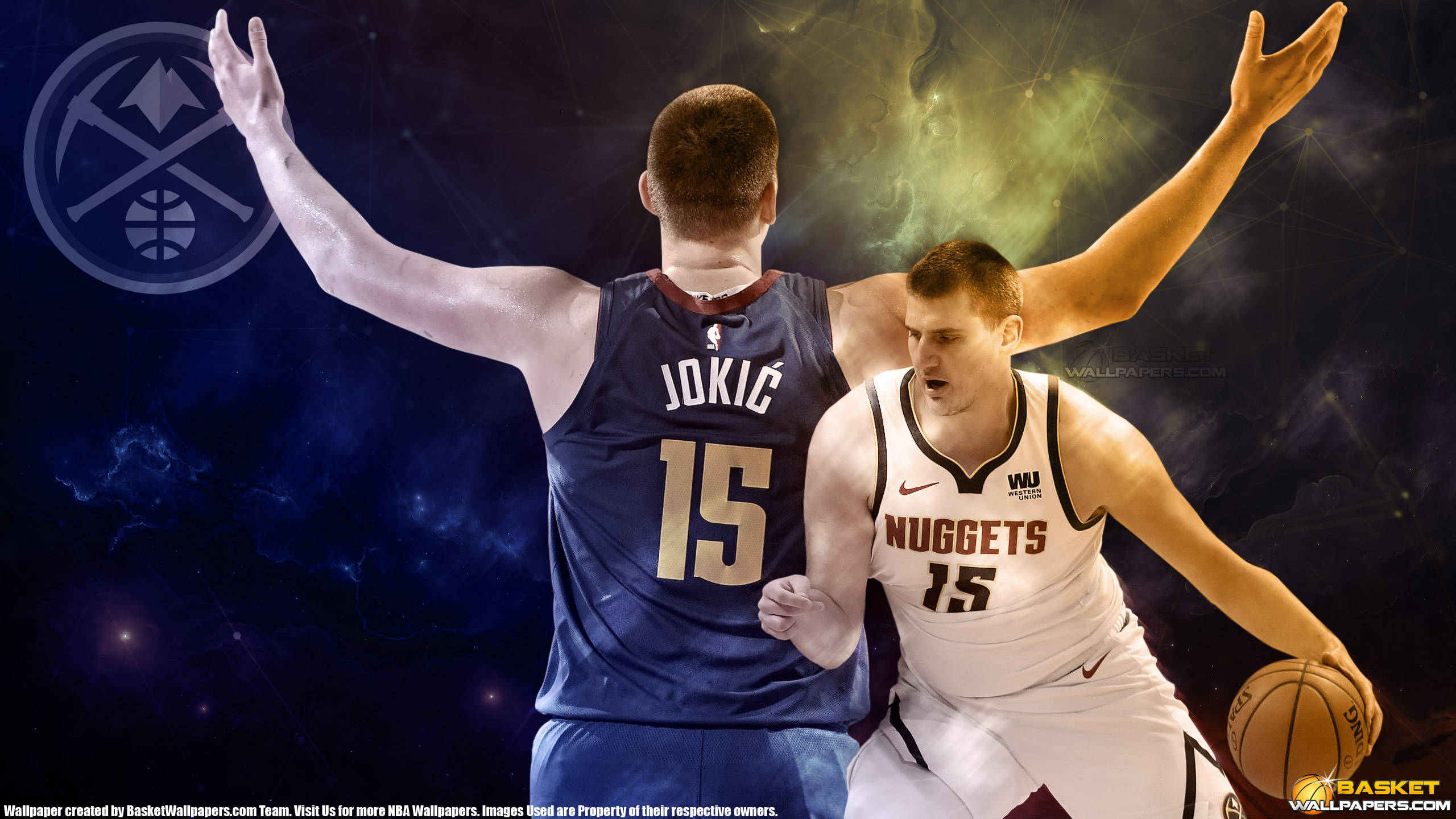 Nikola Jokic 桌布 壁紙 — 兩名身穿丹佛金塊隊球衣的籃球運動員在發光的綠色和藍色宇宙星雲背景下動態對峙。