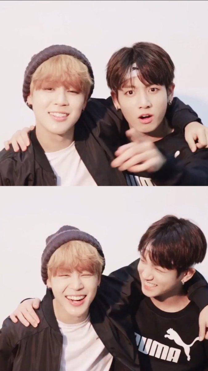 Jikook 桌布 壁紙 — 兩名身穿休閒服的年輕男子在純白背景前互相搭著肩膀，擺出俏皮的姿勢。