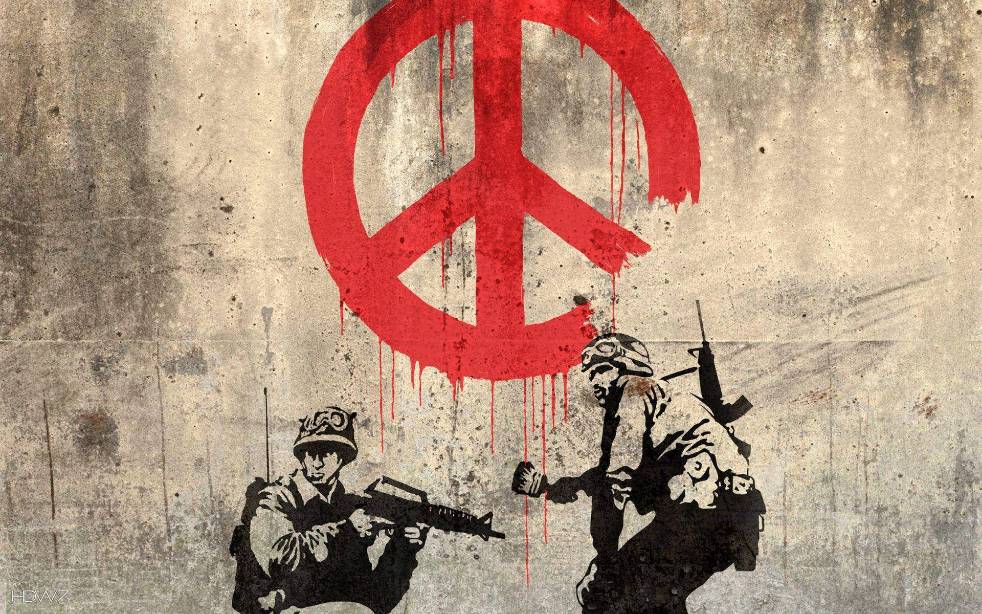 和平 桌布 壁紙 — 兩名身穿作戰裝備的士兵在一個滴血的紅色和平標誌下對峙，背景是風化的混凝土牆。