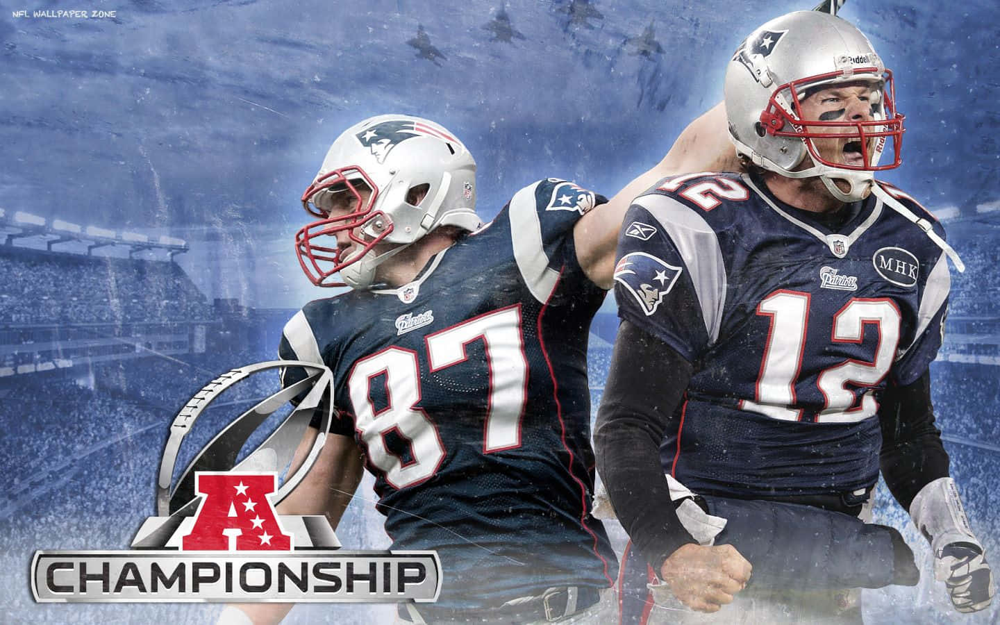 Patriots 桌布 壁紙 — 兩名身穿作戰裝備的新英格蘭愛國者隊美式足球運動員在雪景體育場背景下激烈慶祝。