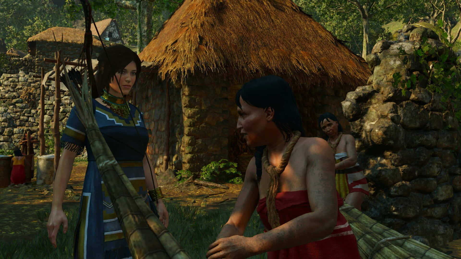 Best Shadow Of The Tomb Raider 桌布 壁紙 — 兩名身穿傳統服飾的原住民婦女在陽光明媚的村莊裡，靠近茅草屋交談，周圍是茂密的綠色森林。