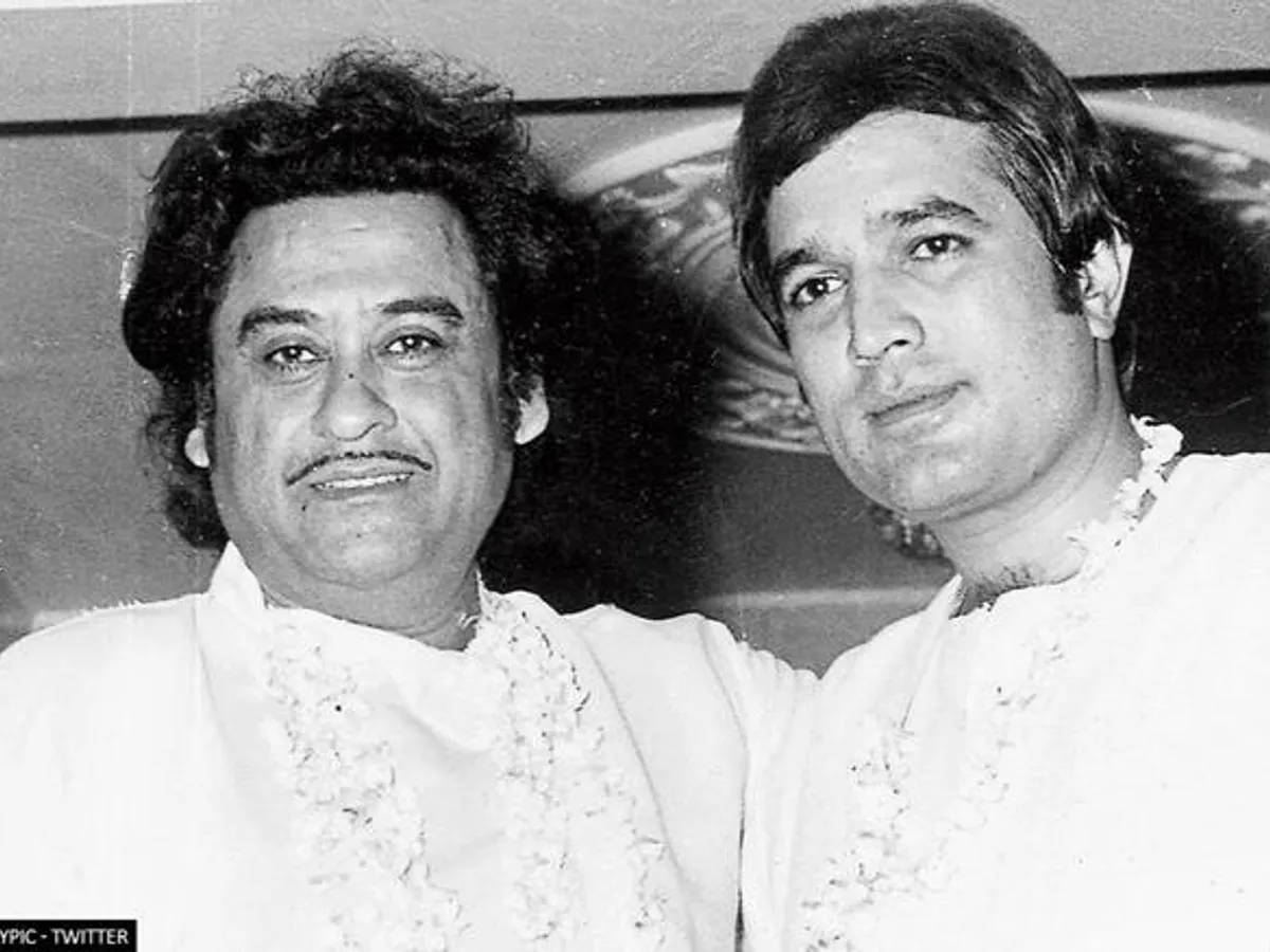 Kishore Kumar 桌布 壁紙 — 兩名身穿傳統白色服裝的男子在柔和光線下緊密地擺姿勢，拍攝一張復古黑白肖像照。