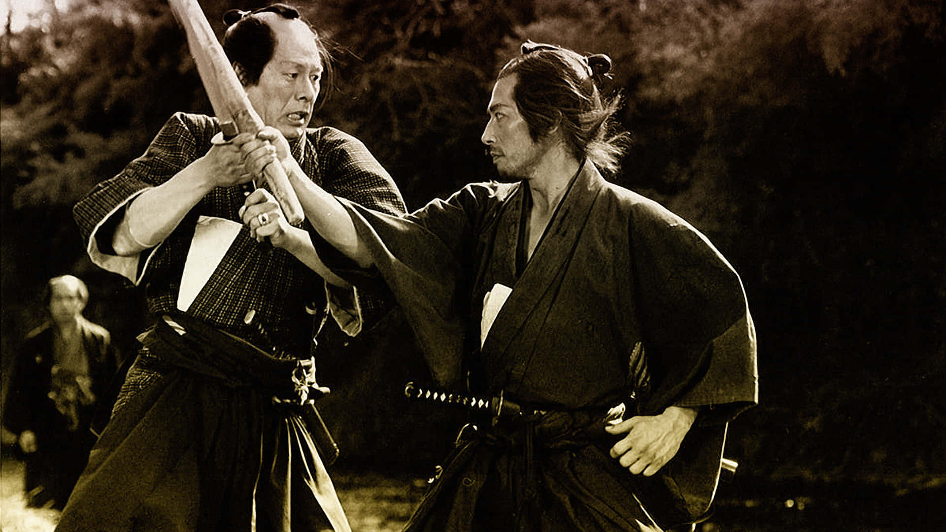 Samurai Movies 桌布 壁紙 — 兩名身穿傳統長袍的武士在昏暗燈光下於戶外進行緊張的決鬥，刀劍相交。
