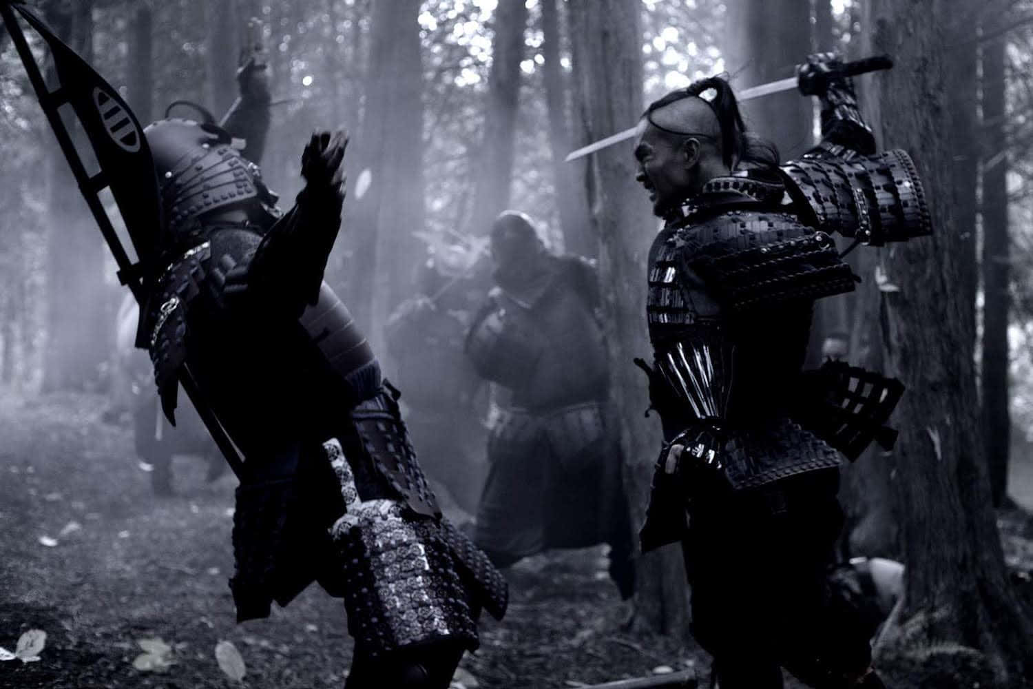 Samurai Movies 桌布 壁紙 — 兩名身穿全副盔甲的武士在迷霧森林中拔刀交鋒，煙霧在他們周圍旋轉。