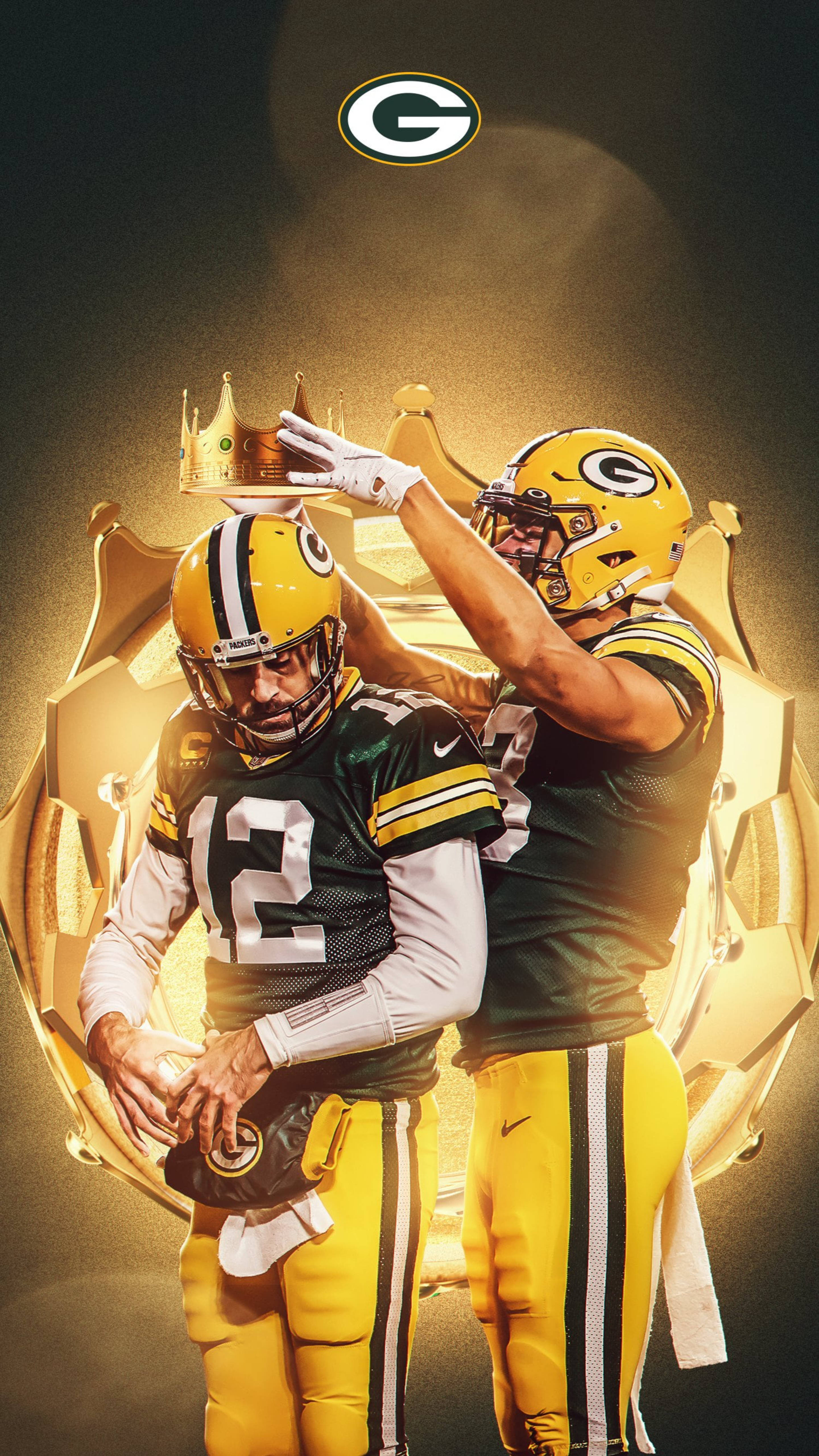 Aaron Rodgers 桌布 壁紙 — 兩名身穿全套裝備的綠灣包裝工美式足球員，在閃耀的金色獎盃背景下，一人為另一人加冕。