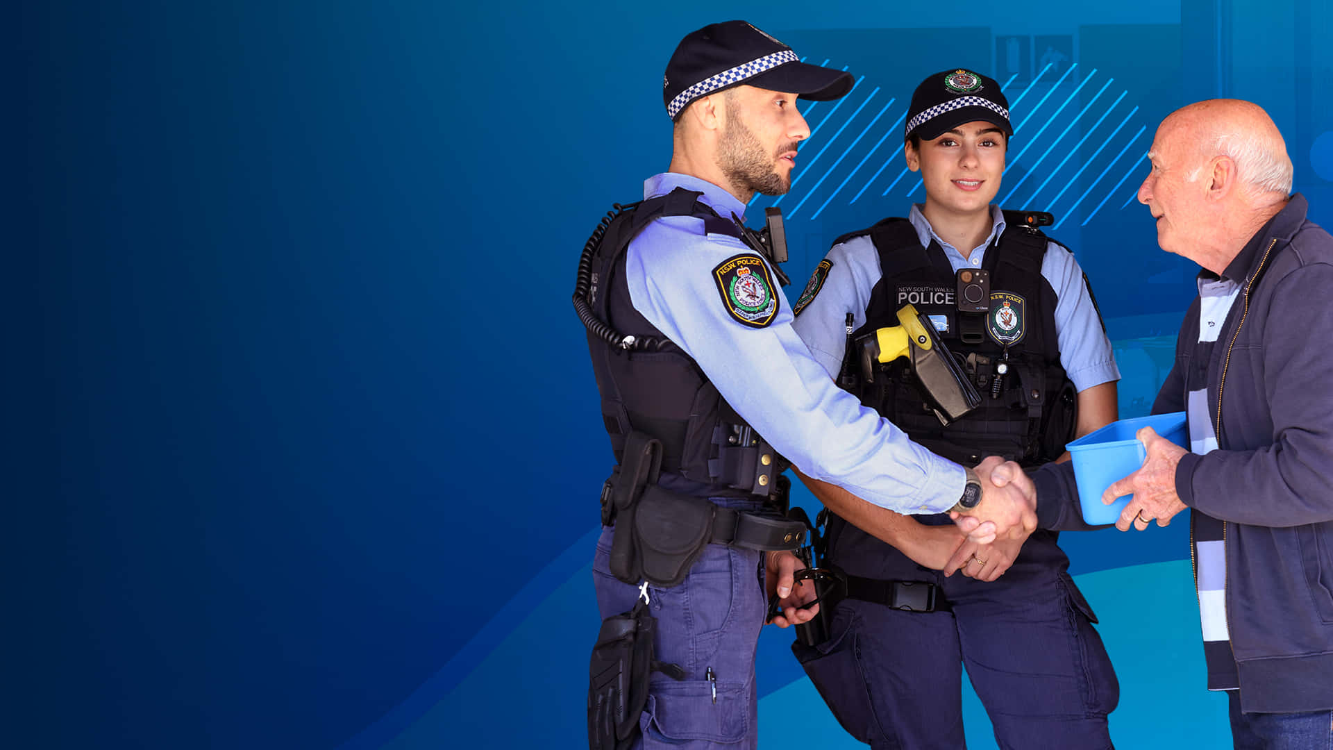 警察 桌布 壁紙 — 兩名身穿制服的警察與一位微笑的老年人握手，老年人拿著一個藍色盒子，背景是漸變藍色。