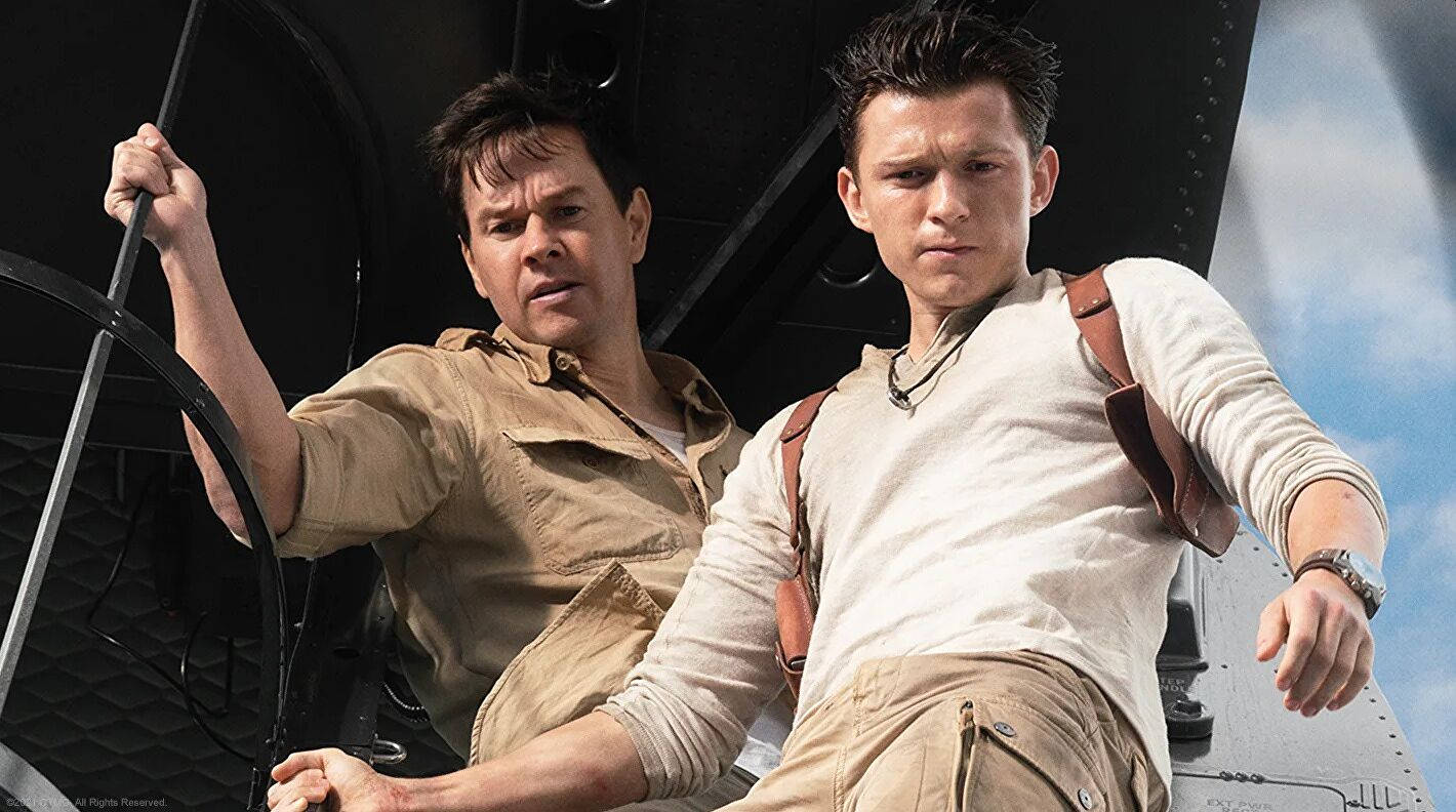 Mark Wahlberg 桌布 壁紙 — 兩名身穿卡其色制服的男子在一架復古軍用飛機內緊握控制桿，背景是明亮的藍天。