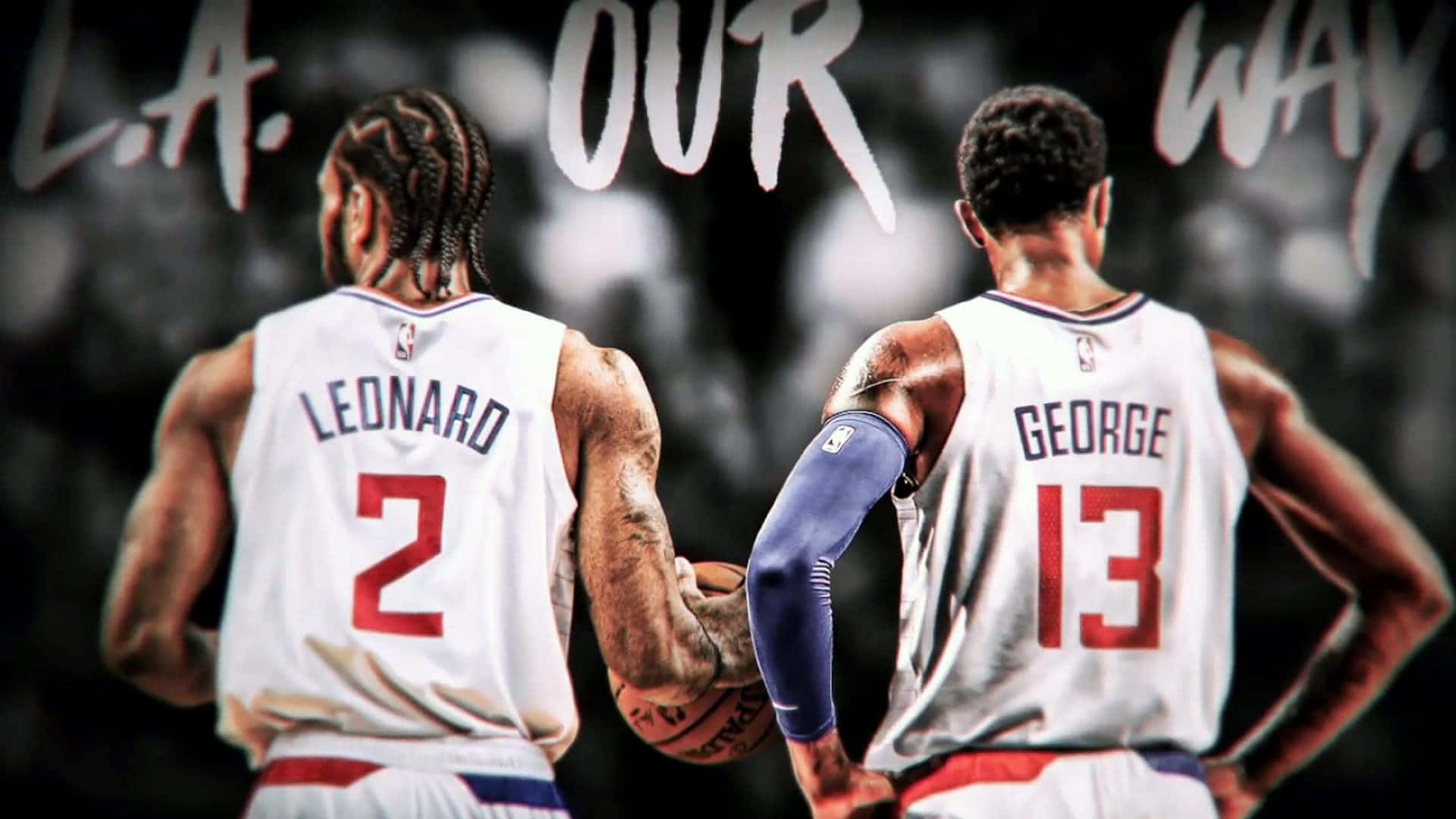 NBA 桌布 壁紙 — 兩名身穿印有名字和號碼的白色球衣的籃球運動員在戲劇性的燈光下背對背站立，手持一個籃球。