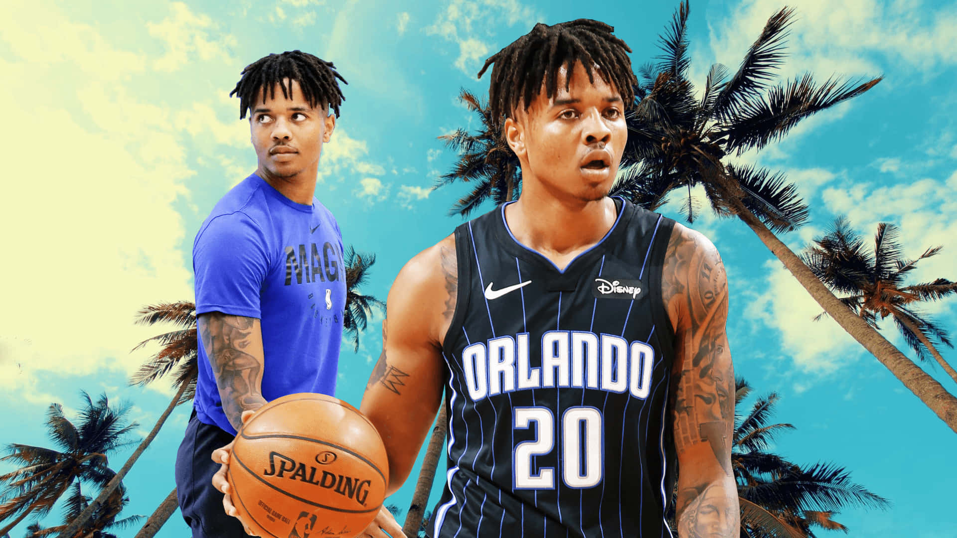 NBA 桌布 壁紙 — 兩名身穿奧蘭多魔術隊球衣的籃球運動員，以棕櫚樹和明亮的藍天為熱帶背景站立。