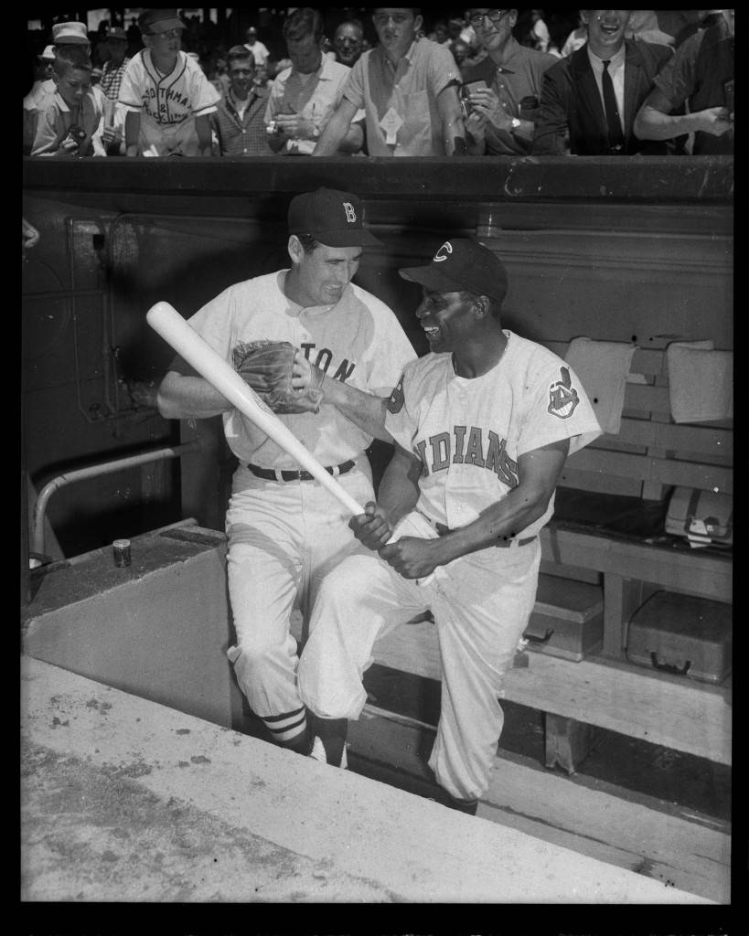 Ted Williams 桌布 壁紙 — 兩名身穿復古球衣的棒球運動員在球員休息區分享一個時刻，手持球棒和手套。