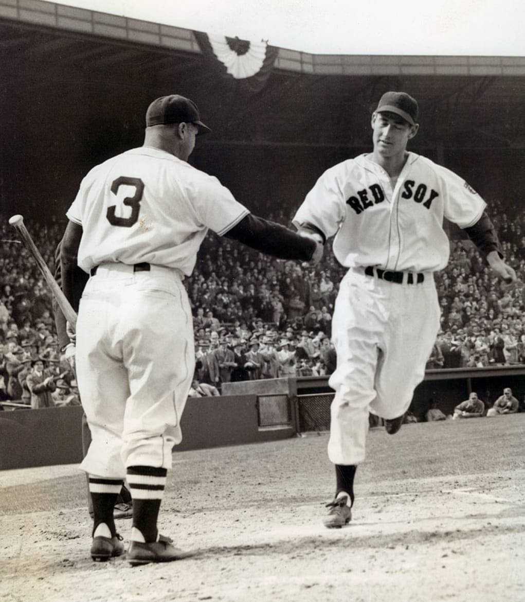Ted Williams 桌布 壁紙 — 兩名身穿復古球衣的棒球運動員在陽光明媚的球場上，在擠滿觀眾的體育場前握手。