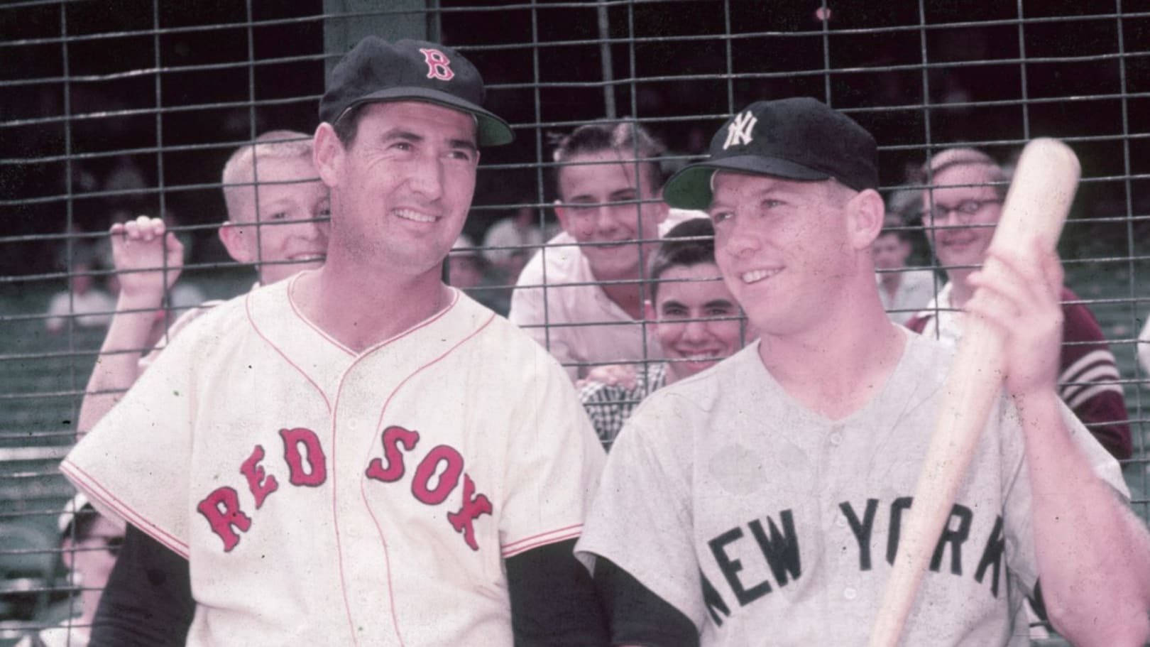 Ted Williams 桌布 壁紙 — 兩名身穿復古球衣的棒球選手面帶微笑，在圍欄後擺姿勢，背景有球迷歡呼。
