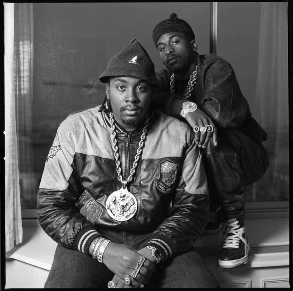 Hip Hop Rappers 桌布 壁紙 — 兩名身穿復古街頭服飾的男子在室內自信地擺姿勢，戴著沉重的鏈條和戒指，以單色肖像呈現。