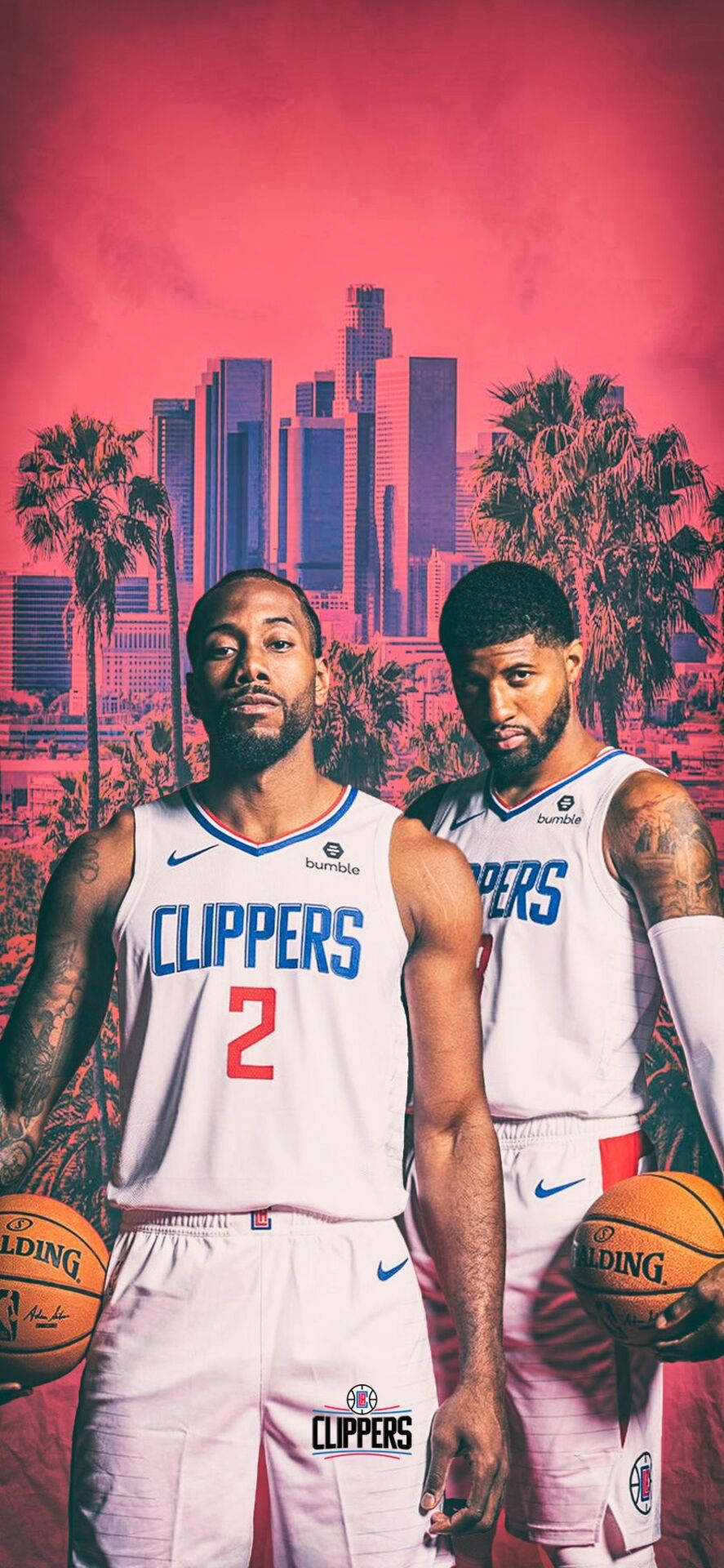 Kawhi 桌布 壁紙 — 兩名身穿快艇隊球衣的籃球運動員自信地拿著球，背景是充滿活力的粉紅色城市天際線和棕櫚樹。