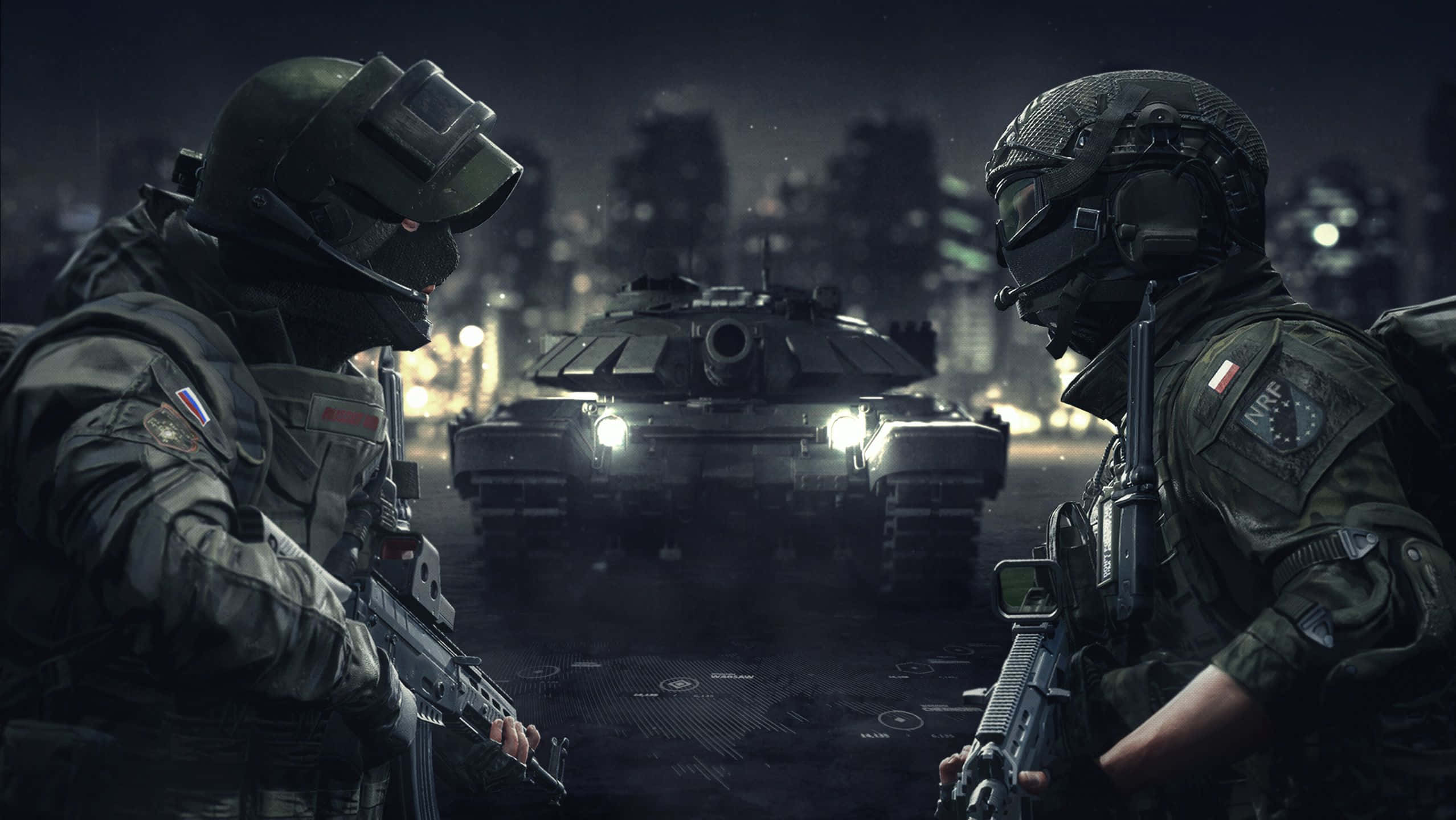 War Games 桌布 壁紙 — 兩名身穿戰術裝備的士兵在夜間的城市景觀中對峙，中間有一輛發光的坦克。