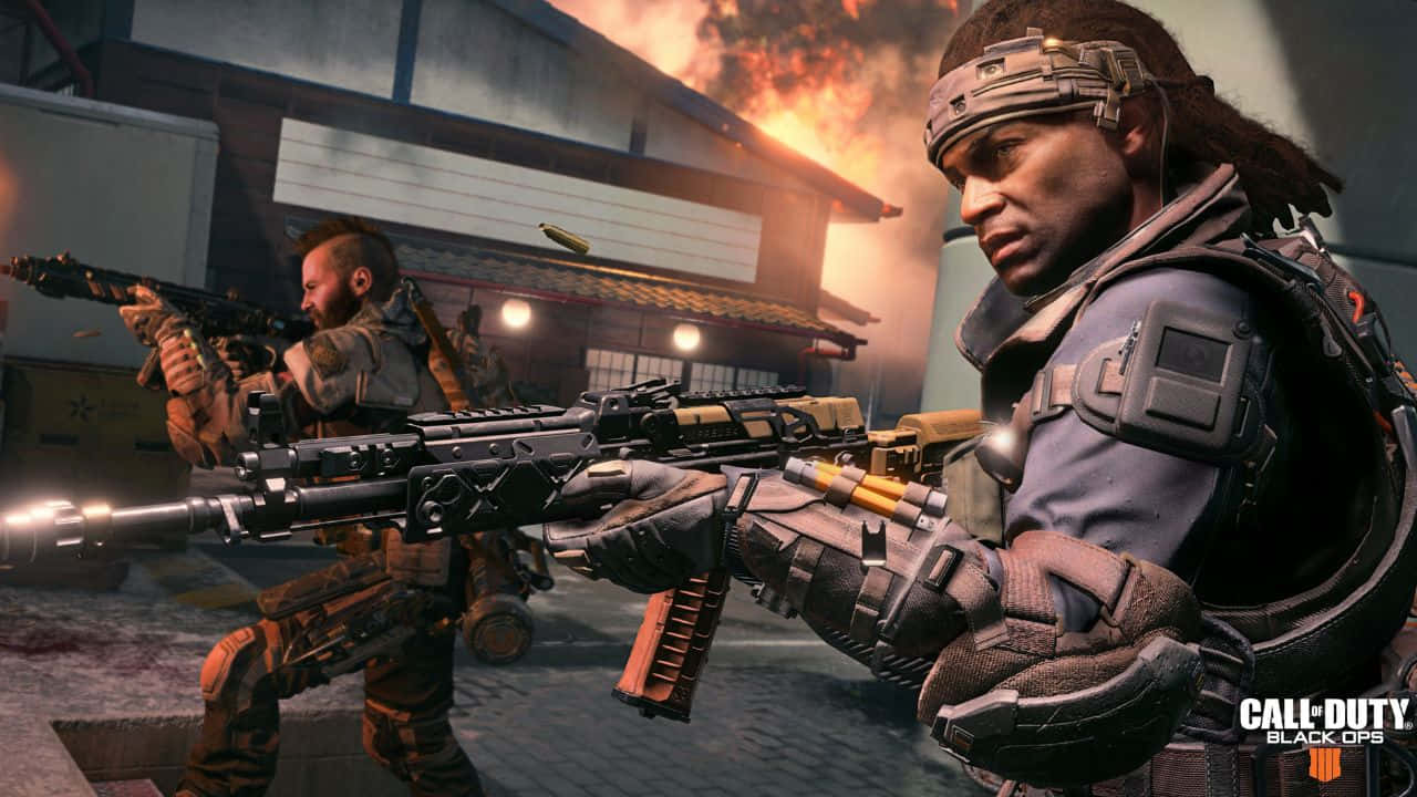 720p Call Of Duty Black Ops 4 桌布 壁紙 — 兩名身穿戰術裝備的士兵在戰火摧殘的城市環境中，於猛烈爆炸中開火射擊。