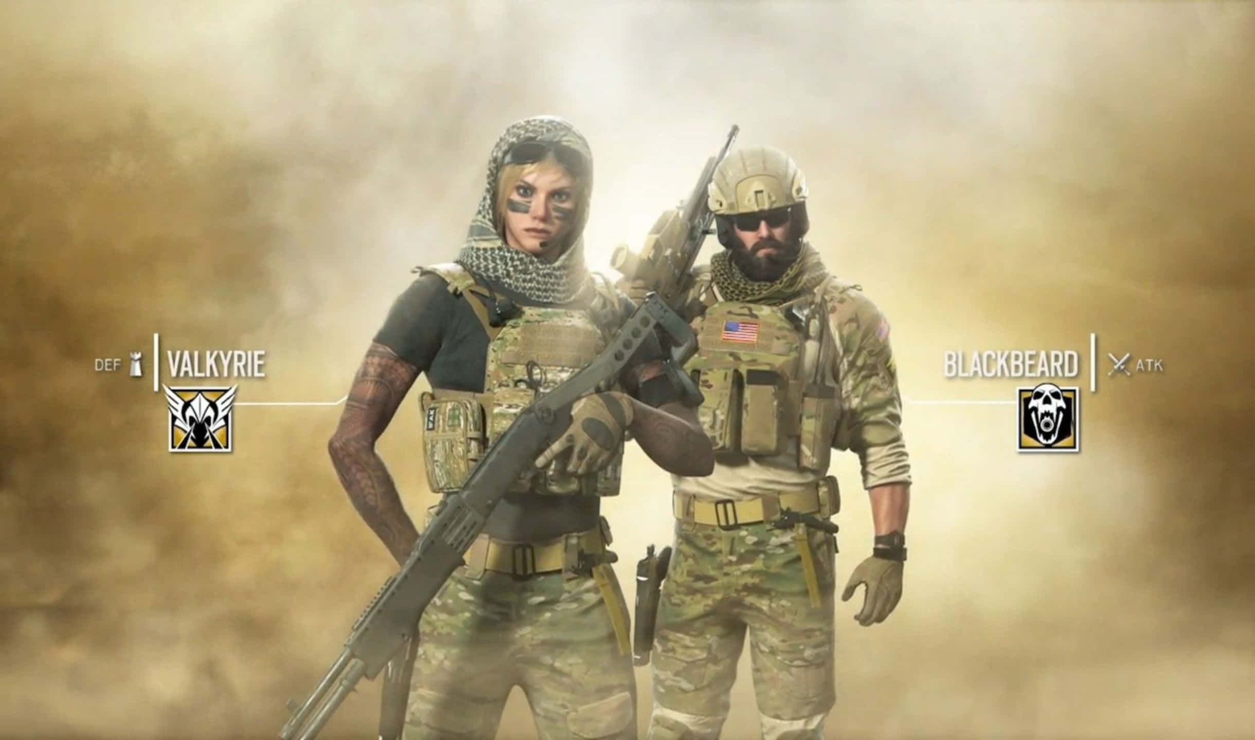2440x1440 Rainbow Six Siege 桌布 壁紙 — 兩名身穿戰術裝備的士兵在朦朧的金色戰場背景下持步槍準備就緒。