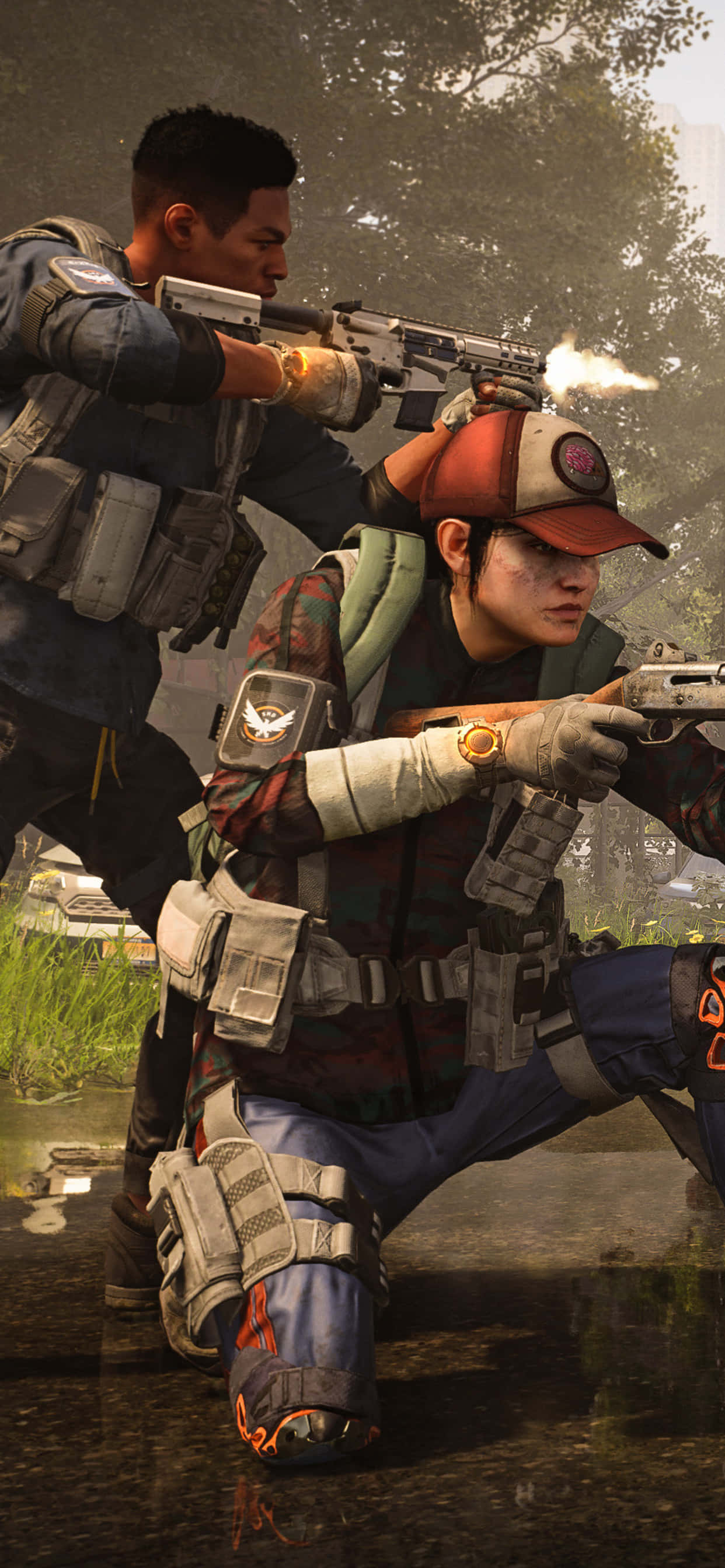 iPhone Xs Max The Division 桌布 壁紙 — 兩名身穿戰術裝備的士兵在泥濘的戶外戰場上開火，周圍有煙霧和樹葉。