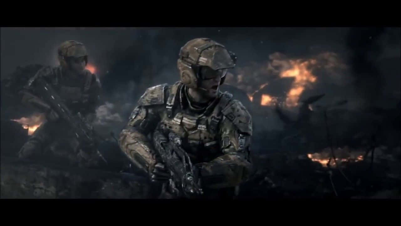 Halo Unsc 桌布 壁紙 — 兩名身穿戰術裝備的士兵在黑暗天空下的戰區中，蹲伏在煙霧和火焰之中。