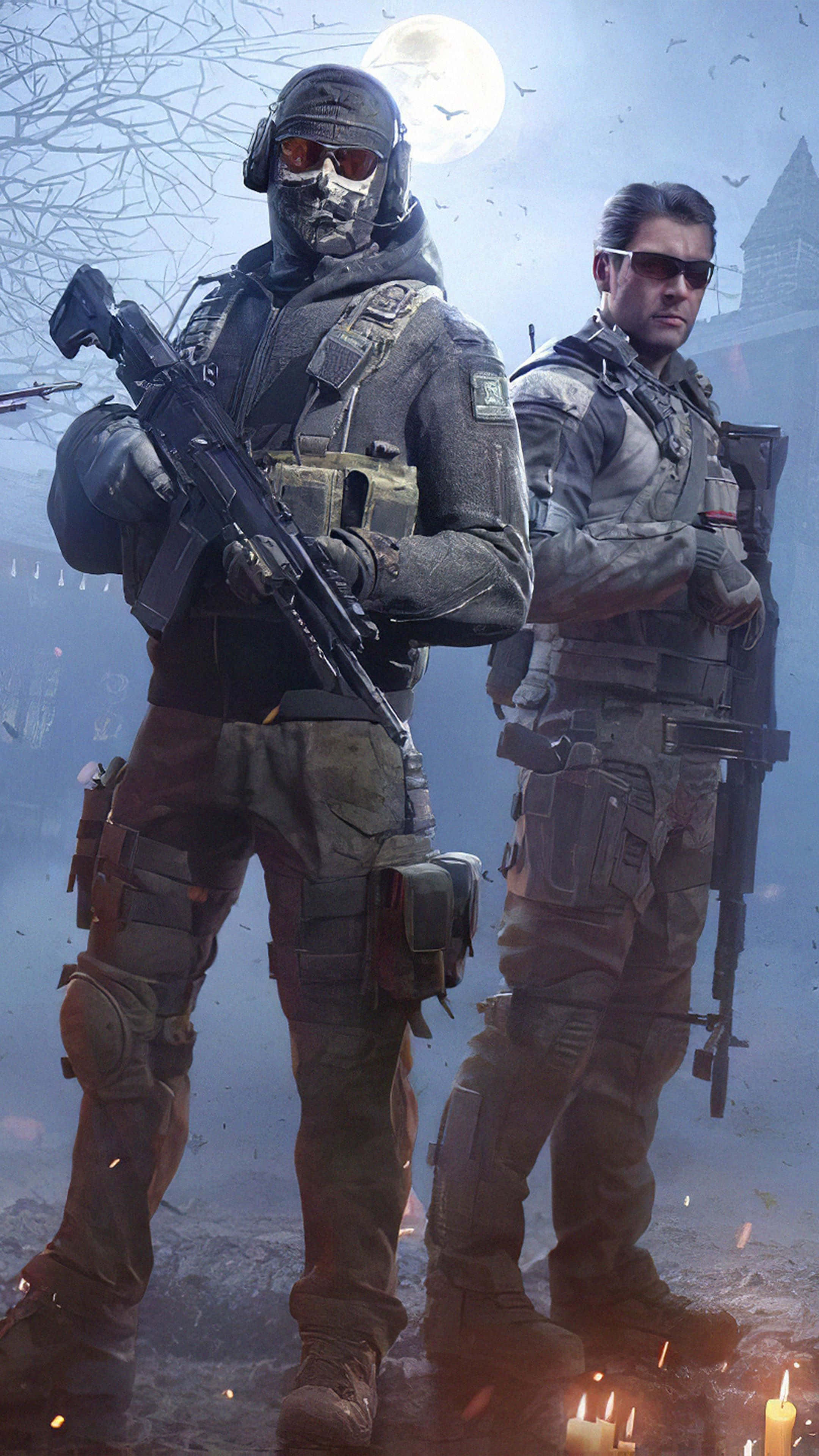 games 桌布 壁紙 — 兩名身穿戰術裝備的士兵站在滿月下，腳邊燃燒著蠟燭，身處迷霧戰場。