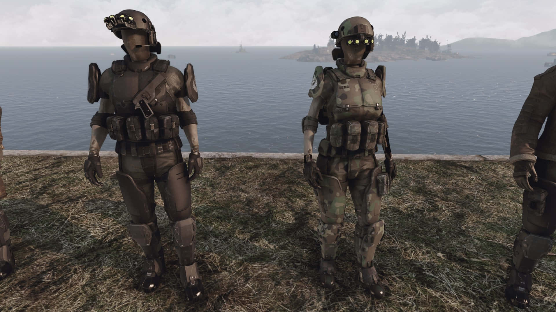 Fallout Brotherhood Of Steel 桌布 壁紙 — 兩名身穿戰術裝備的士兵站在長滿草的懸崖上，俯瞰著陰天下有遠處島嶼的廣闊海洋。