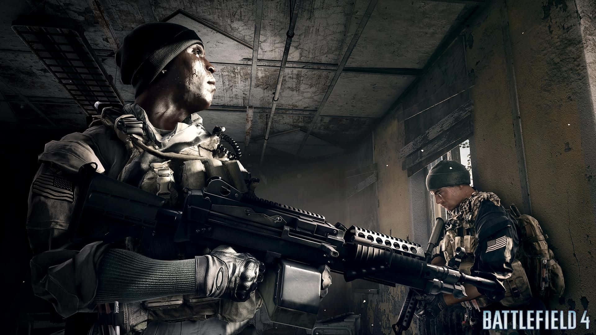 Battlefield 桌布 壁紙 — 兩名身穿戰術裝備的士兵謹慎地穿過一棟破舊的建築物，煙霧和碎片彌漫。