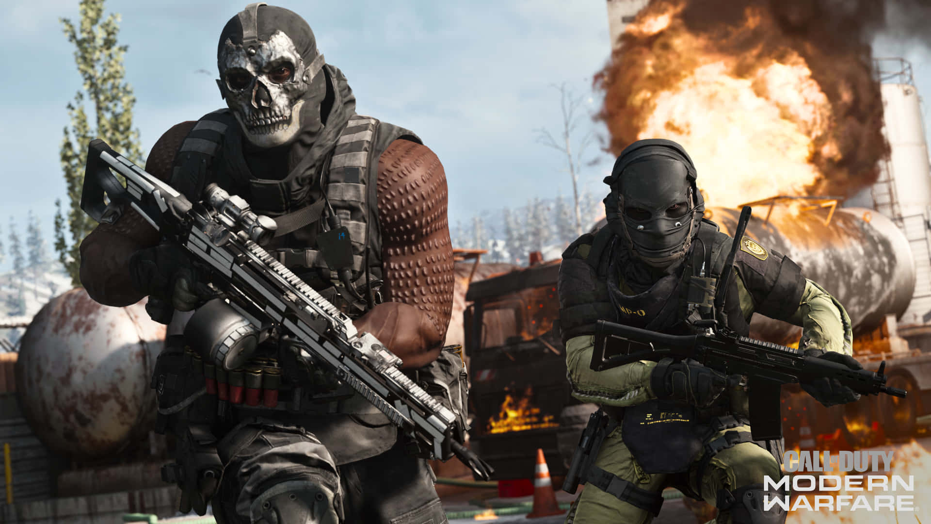 1920x1080 Call Of Duty Modern Warfare 桌布 壁紙 — 兩名身穿戰術裝備的武裝士兵在晴朗天空下，於爆炸和工業廢墟中準備就緒。