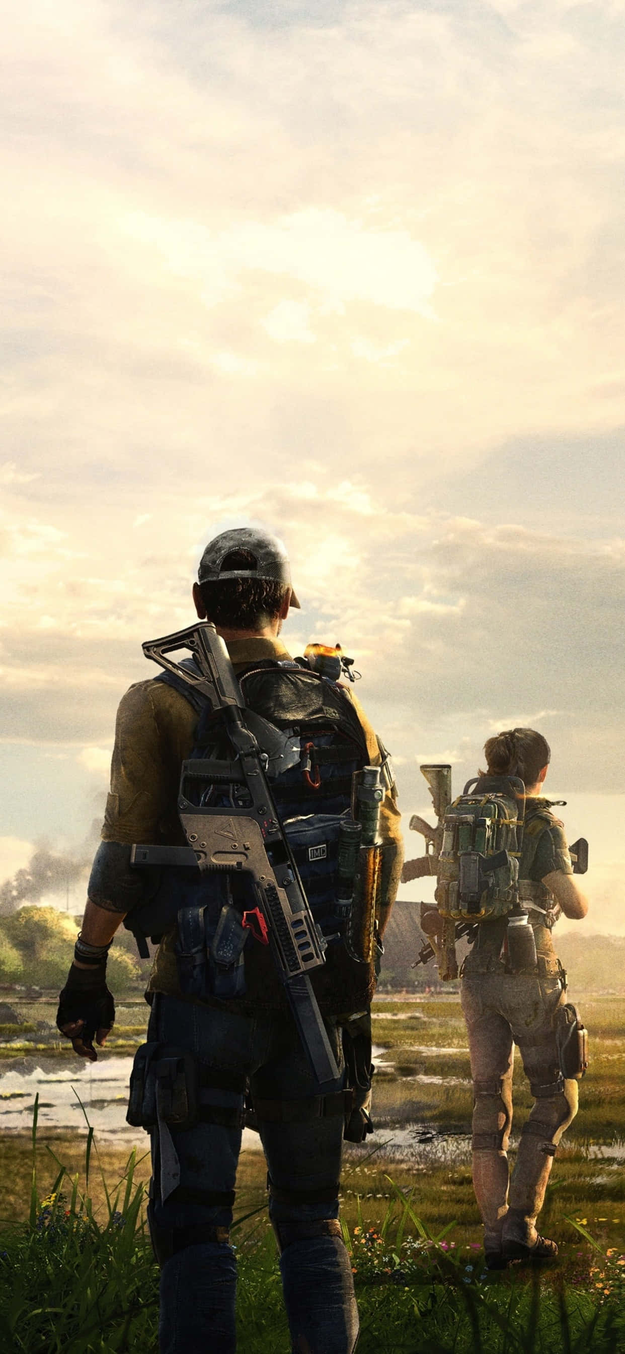 iPhone Xs Max The Division 桌布 壁紙 — 兩名身穿戰術裝備的武裝士兵背對金色夕陽，俯瞰霧氣瀰漫的田野。